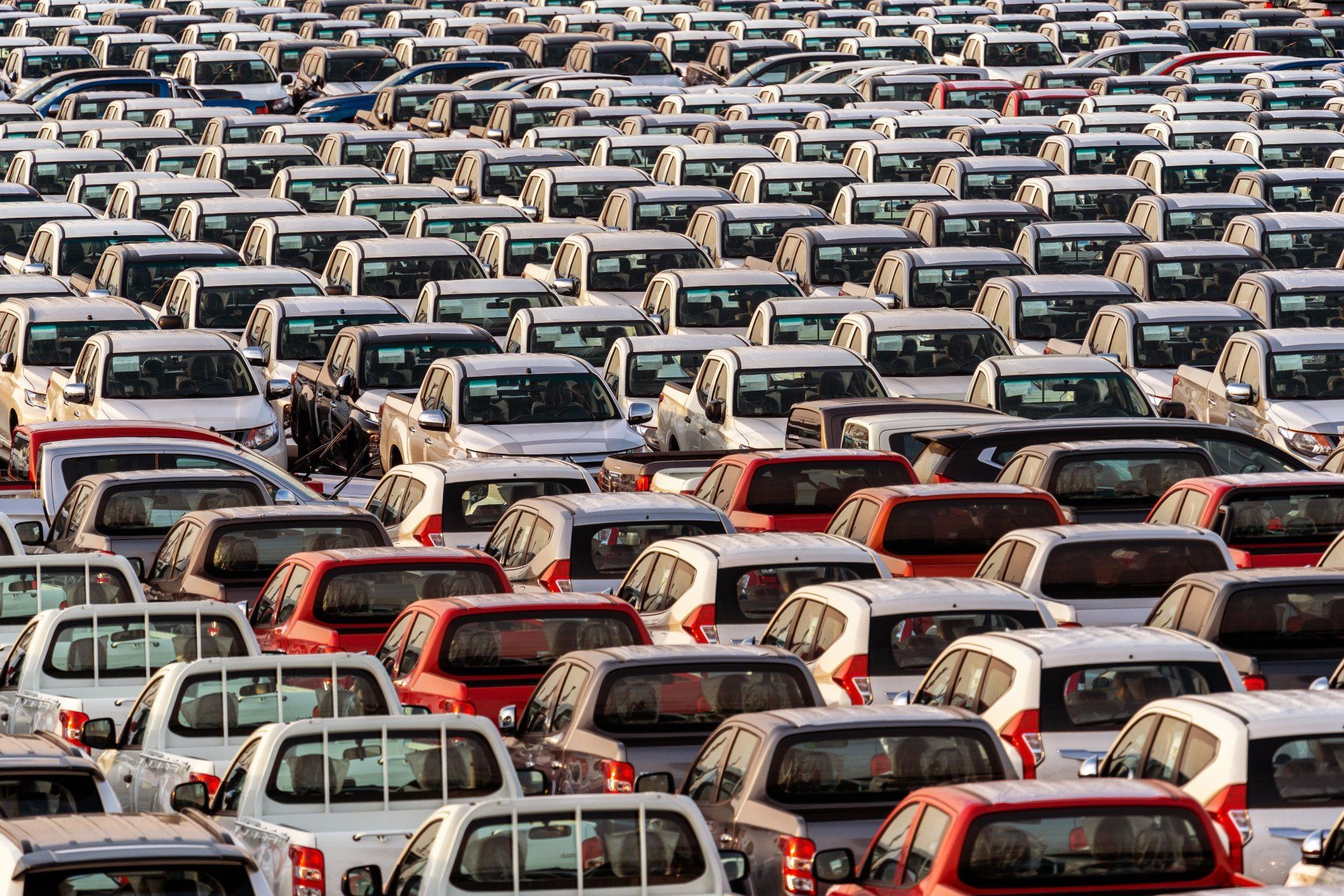 Fila autos nuevos de importación en el puerto Fila autos nuevos de importación en el puerto