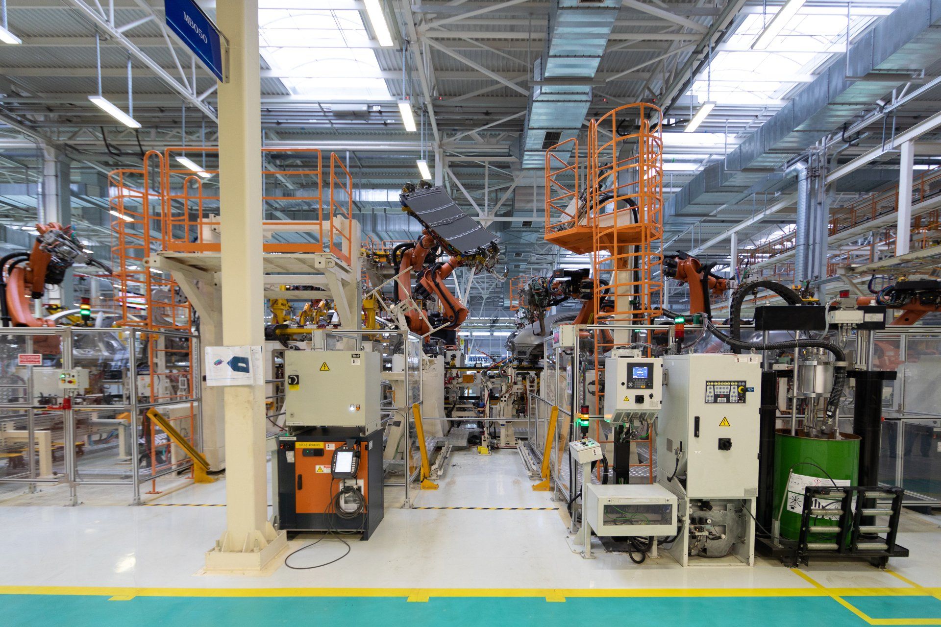 Planta de industria automotriz taller de producción y montaje de máquinas proceso de soldadura Planta de industria automotriz taller de producción y montaje de máquinas proceso de soldadura