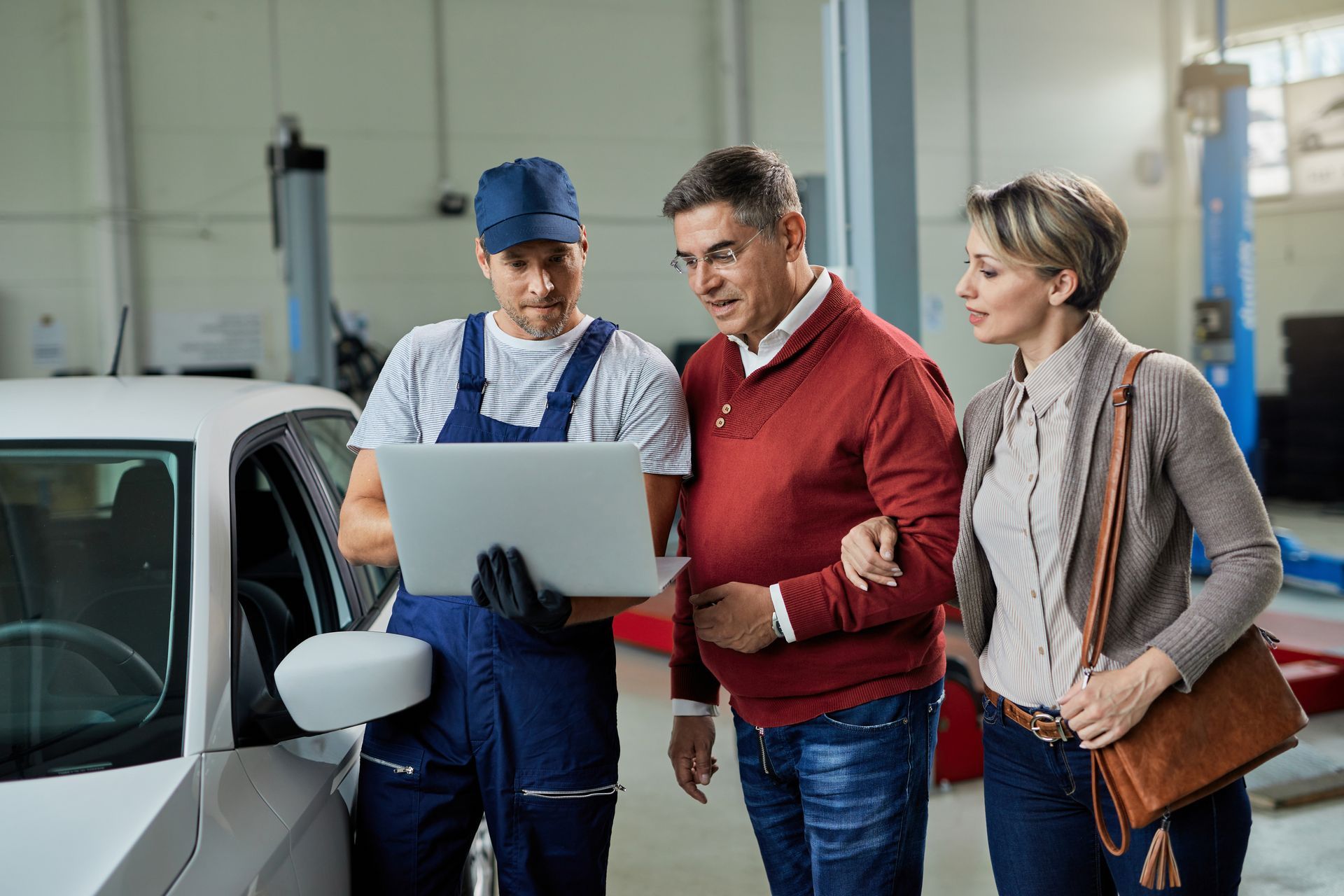 Agente anual y cliente revisando un carro para proceso de importación Agente anual y cliente revisando un carro para proceso de importación