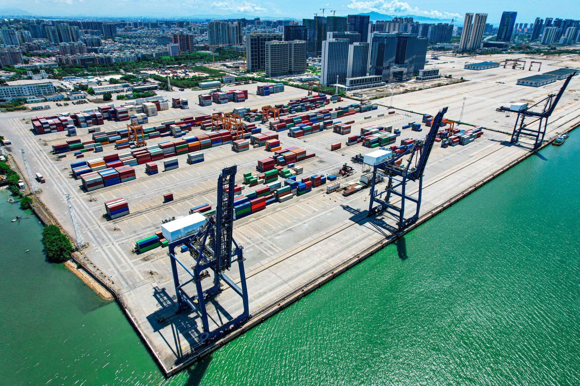 Fotografía aérea de la terminal de contenedores
