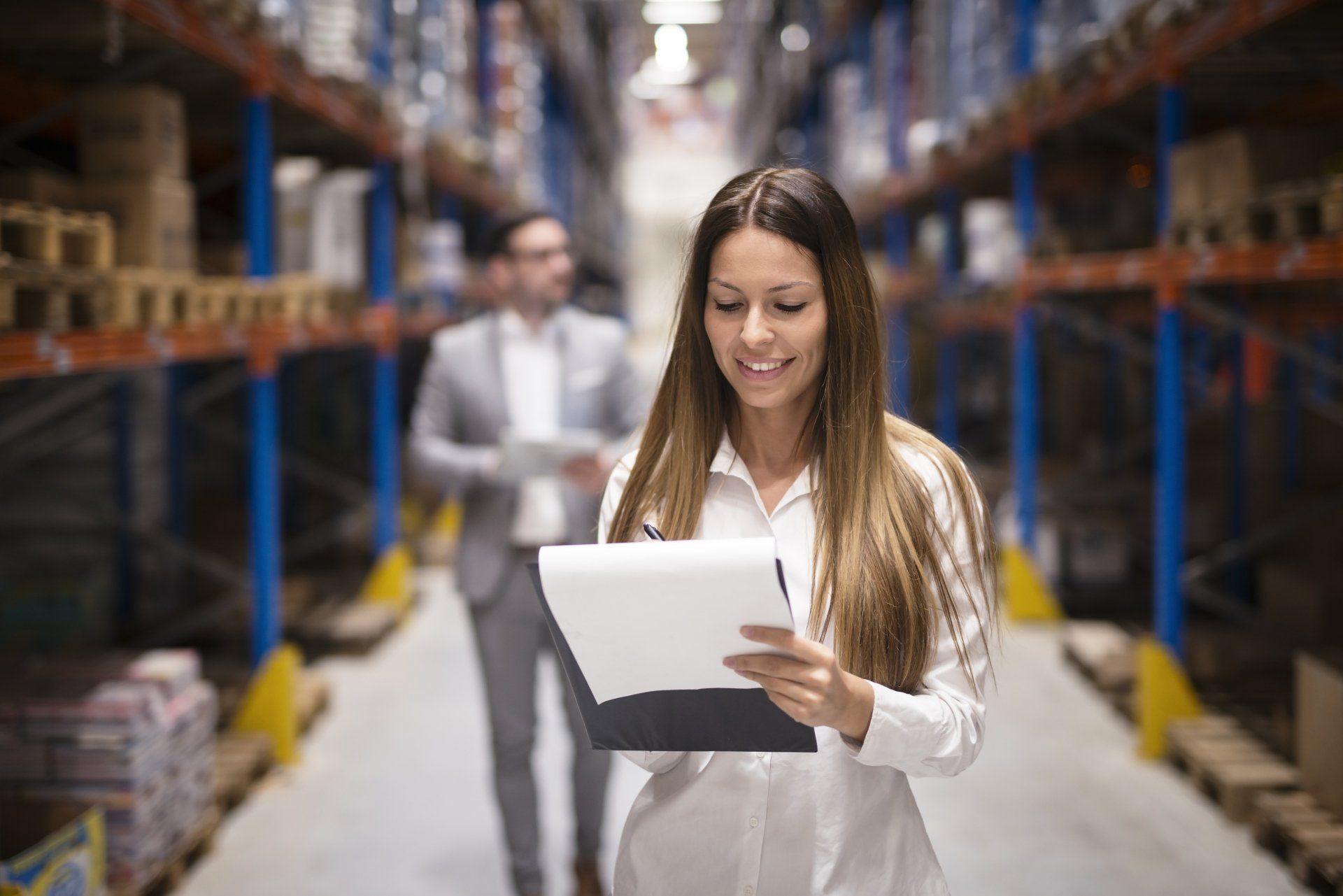 Supervisor de mercancías de importación trabajando y chocando las manos Supervisor de mercancías de importación trabajando y chocando las manos