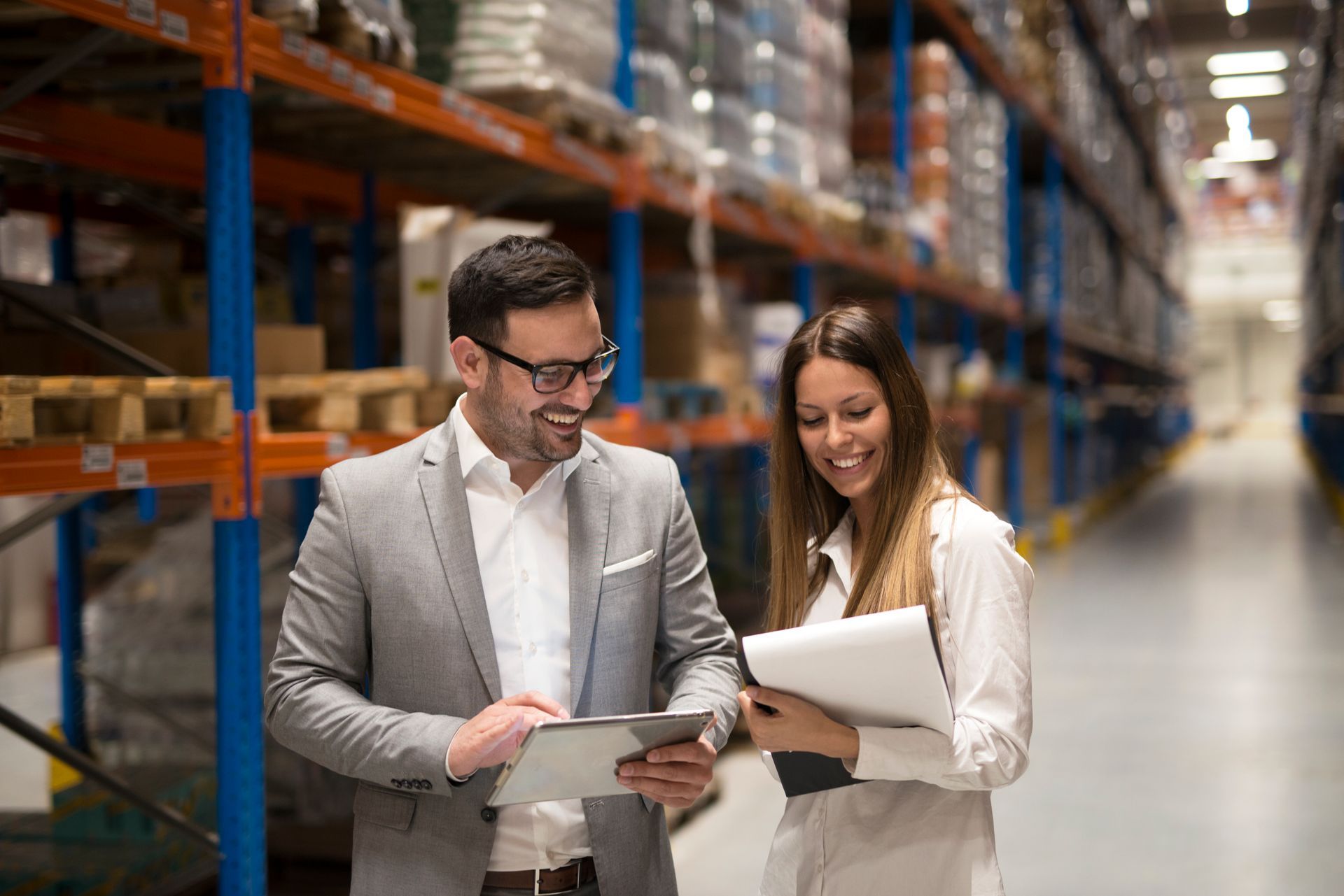 Profesionales de agencia aduanal revisado los documentos para el transporte de maquinaria Profesionales de agencia aduanal revisado los documentos para el transporte de maquinaria