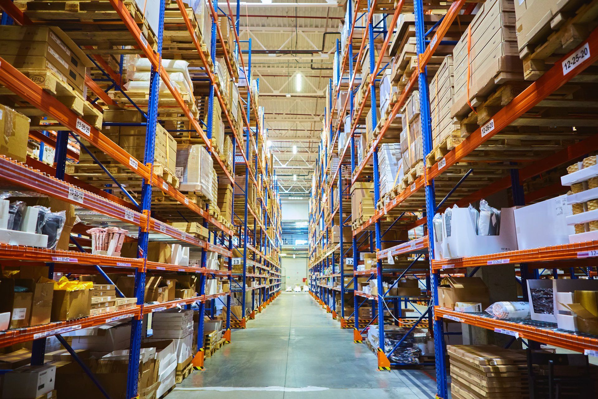 Enorme almacén de distribución con estantes altos y cargadores