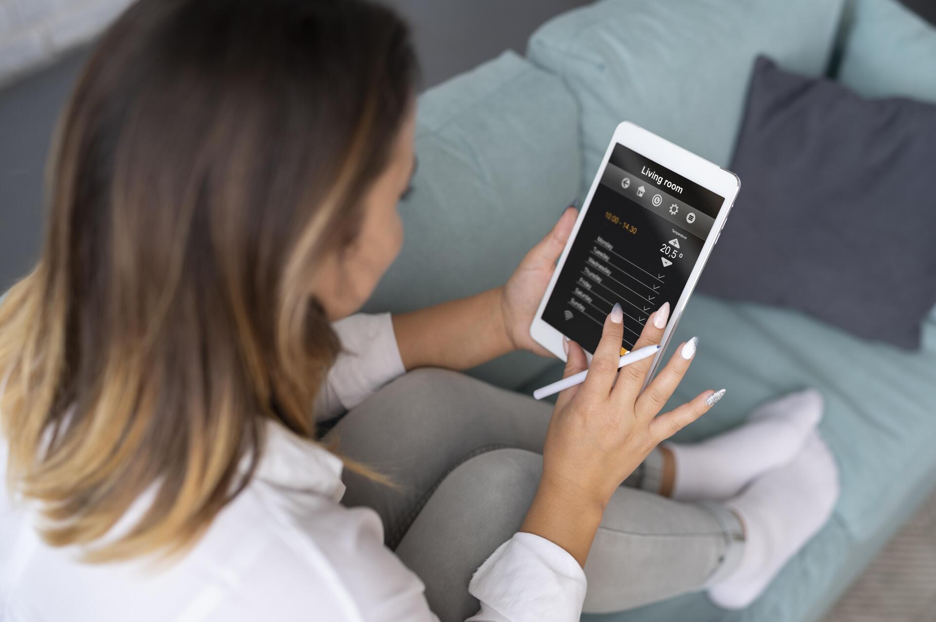 Mujer con un asistente digital en su tableta Mujer con un asistente digital en su tableta