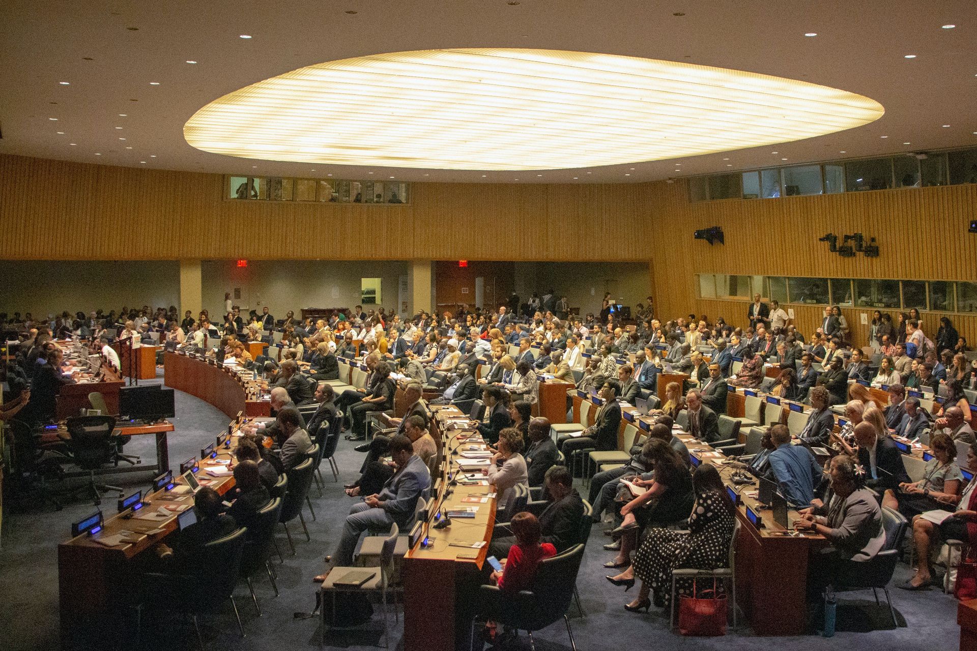 asistentes de la ONU revisando un tratado comercial asistentes de la ONU revisando un tratado comercial