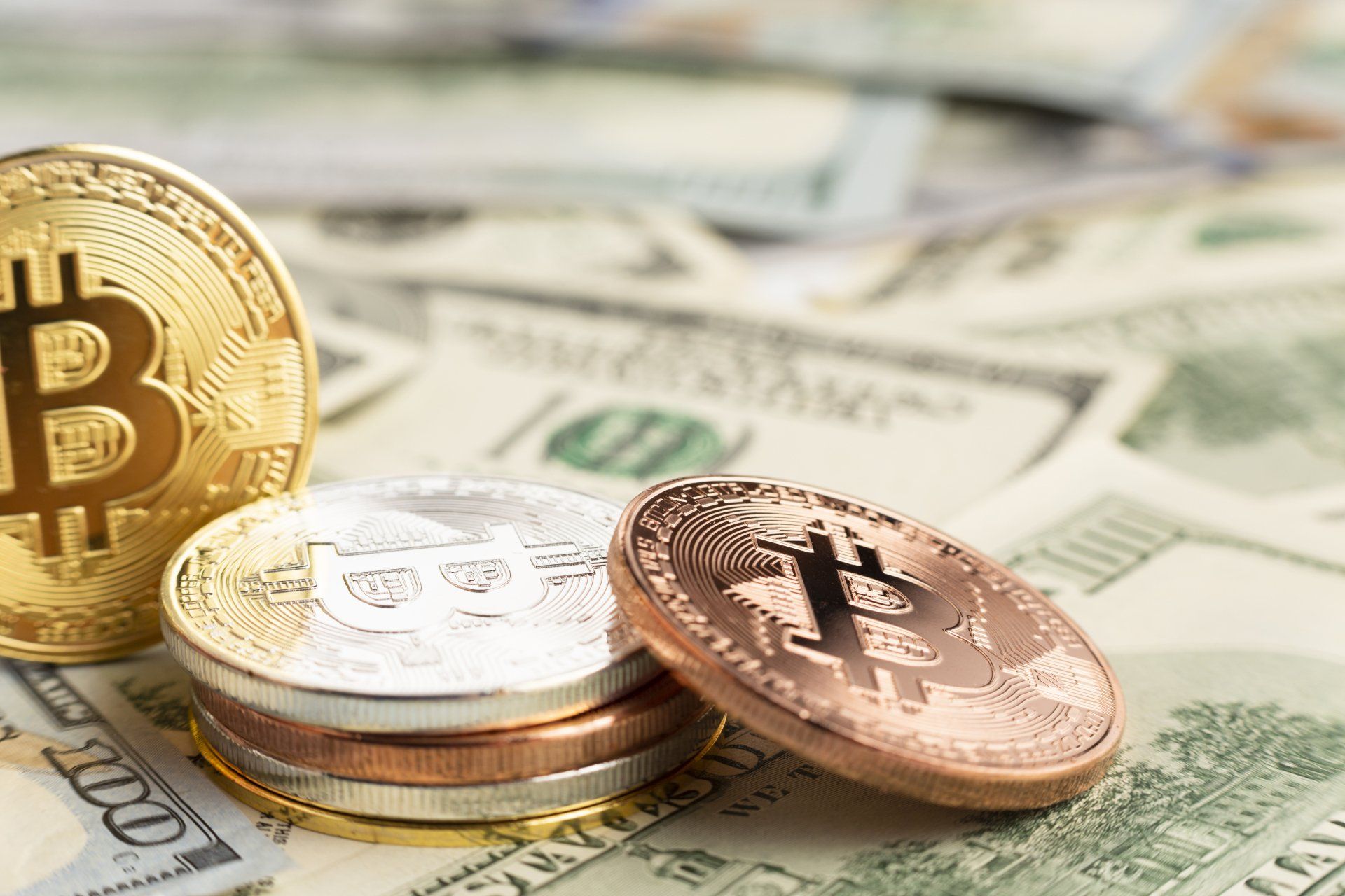 Pila de bitcoin encima de billetes dolar Pila de bitcoin encima de billetes dolar