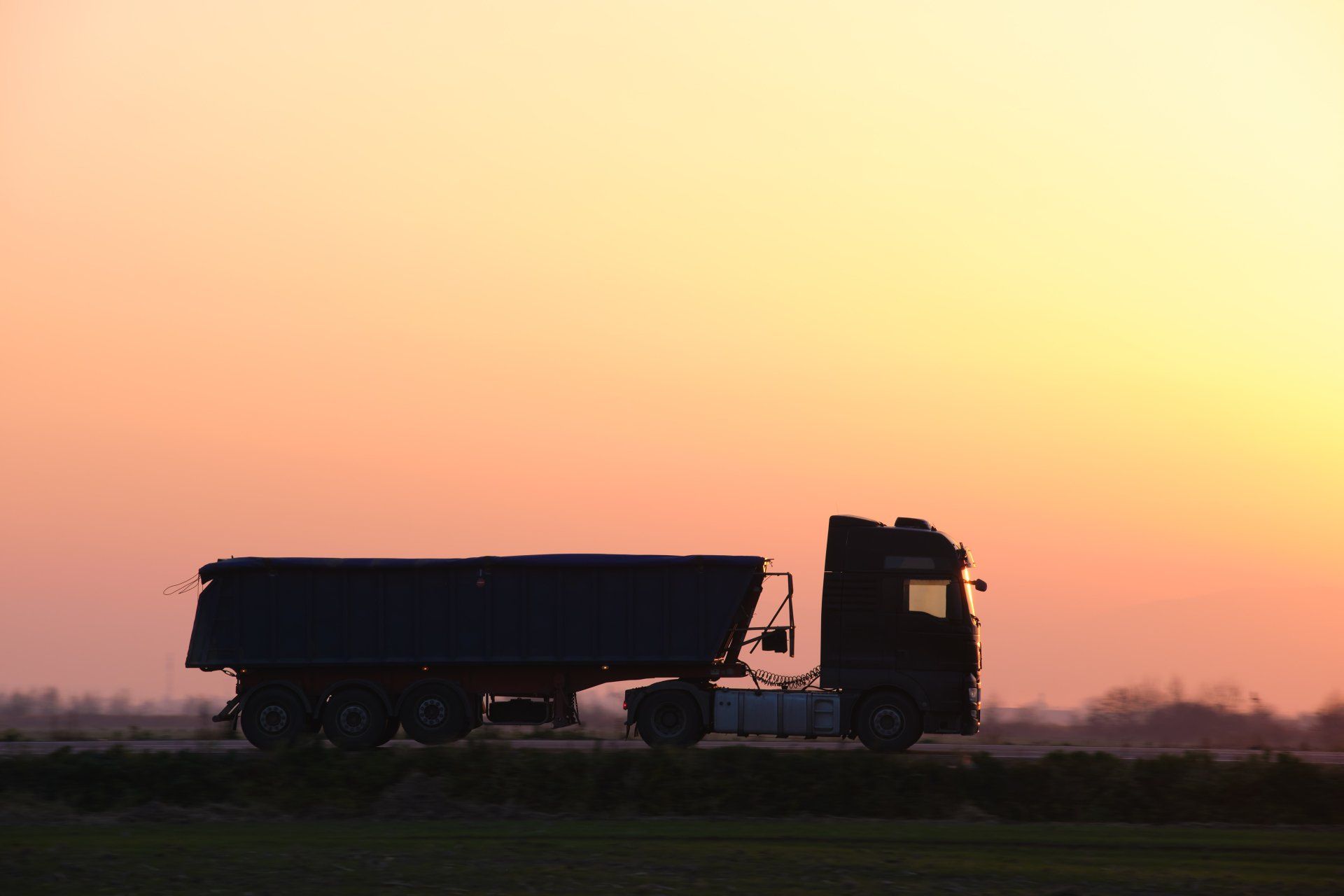remolque de transporte terrestre logística integral