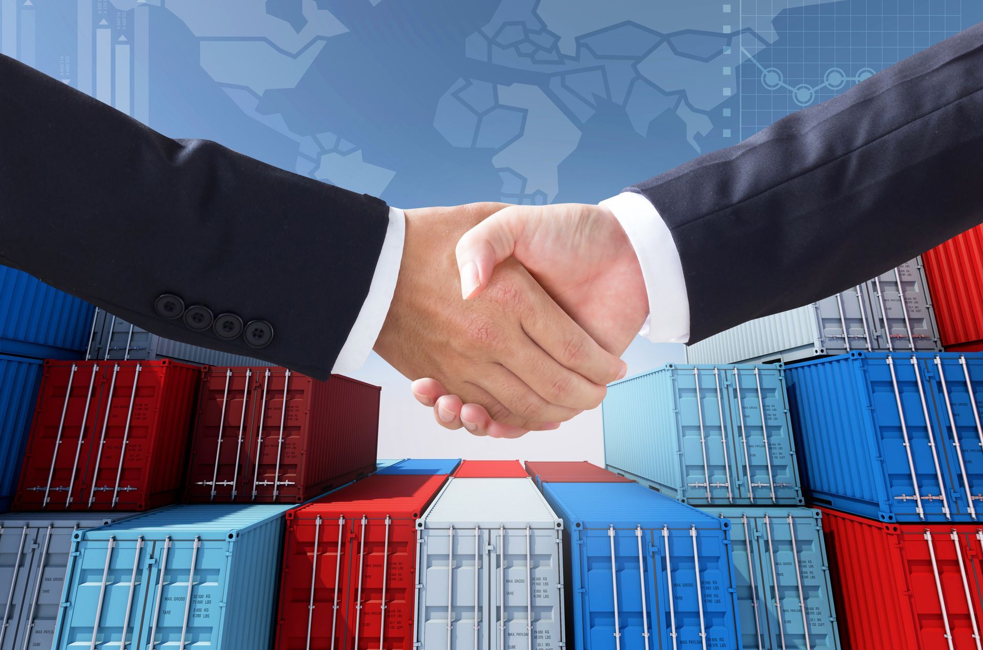 Riesgos aduaneros del comercio exterior Manos de empresarios cerrando un acuerdo frente a un puerto con contenedores, simbolizando los riesgos del comercio exterior que impactan a CFO y directores.