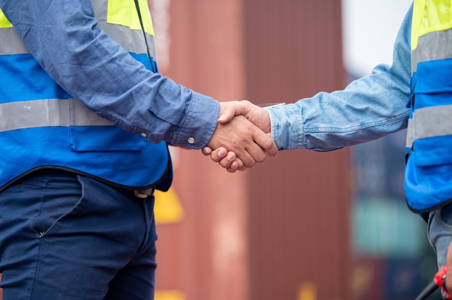 Trabajador empleado estrechar la mano contenedor de pie antecedentes logísticos