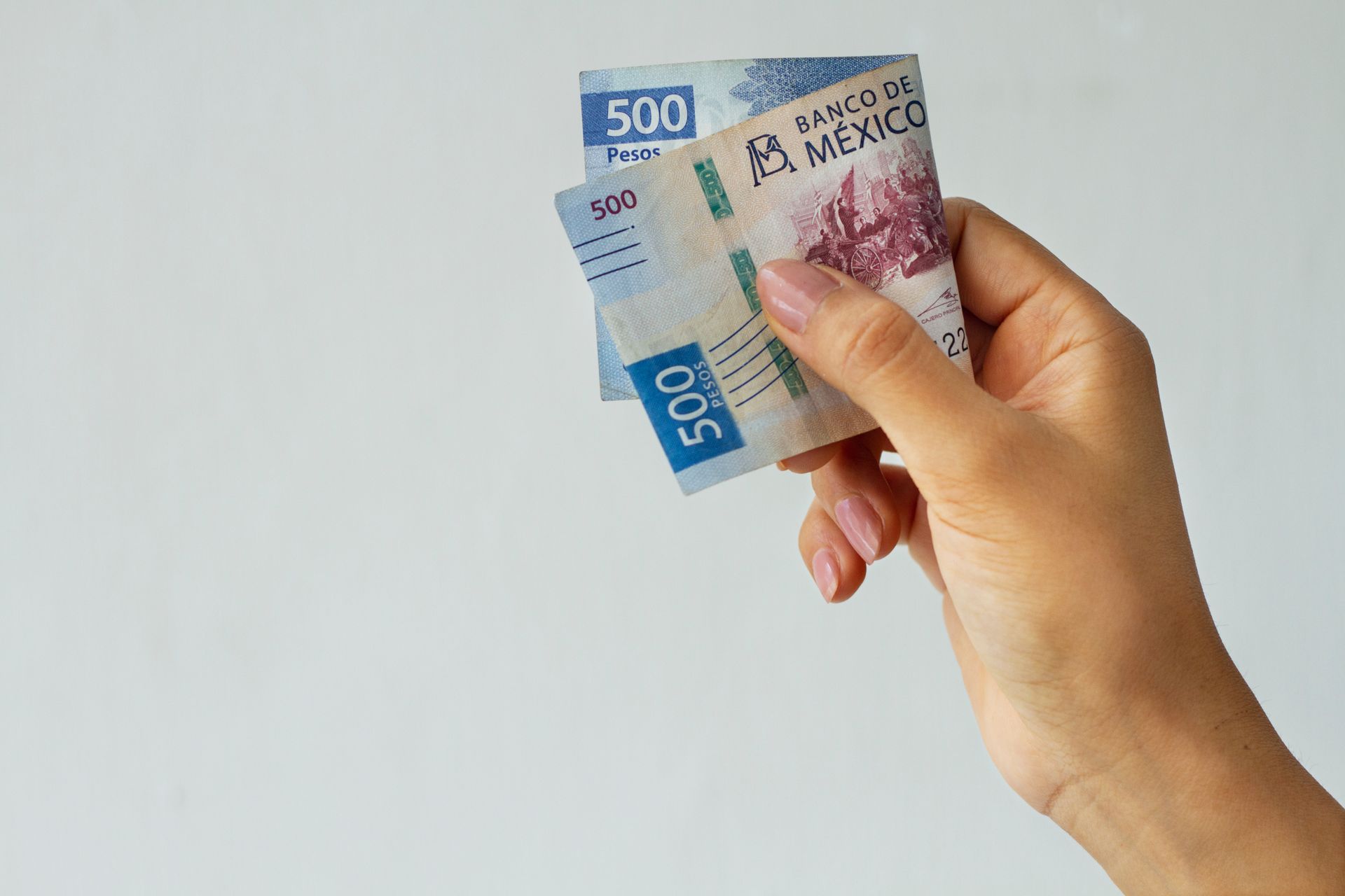 mujer sostenido dinero mexicano mujer sostenido dinero mexicano