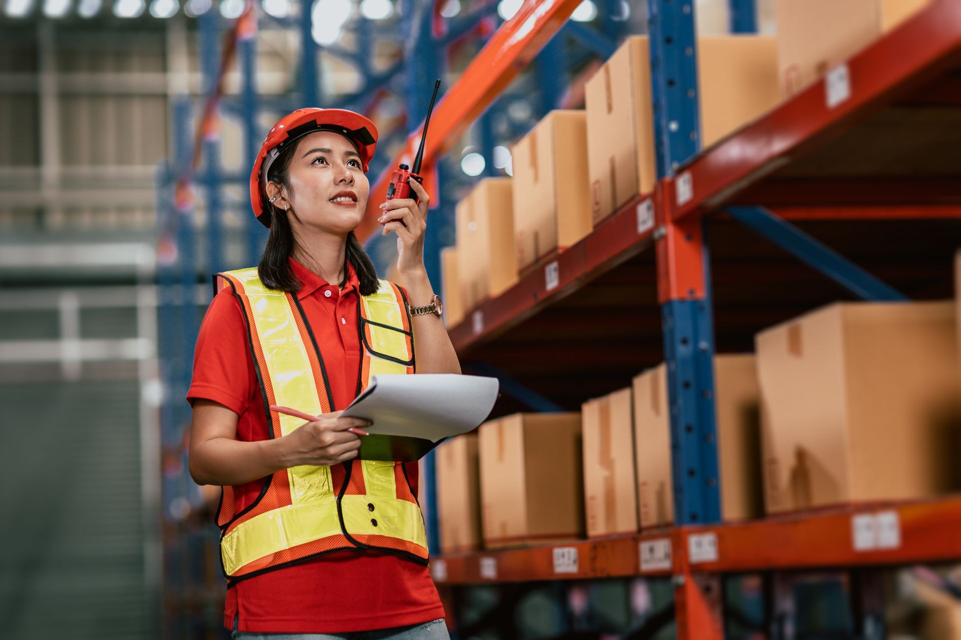 Foto almacén mujer personal trabajador carga inventario productos agencia aduanal