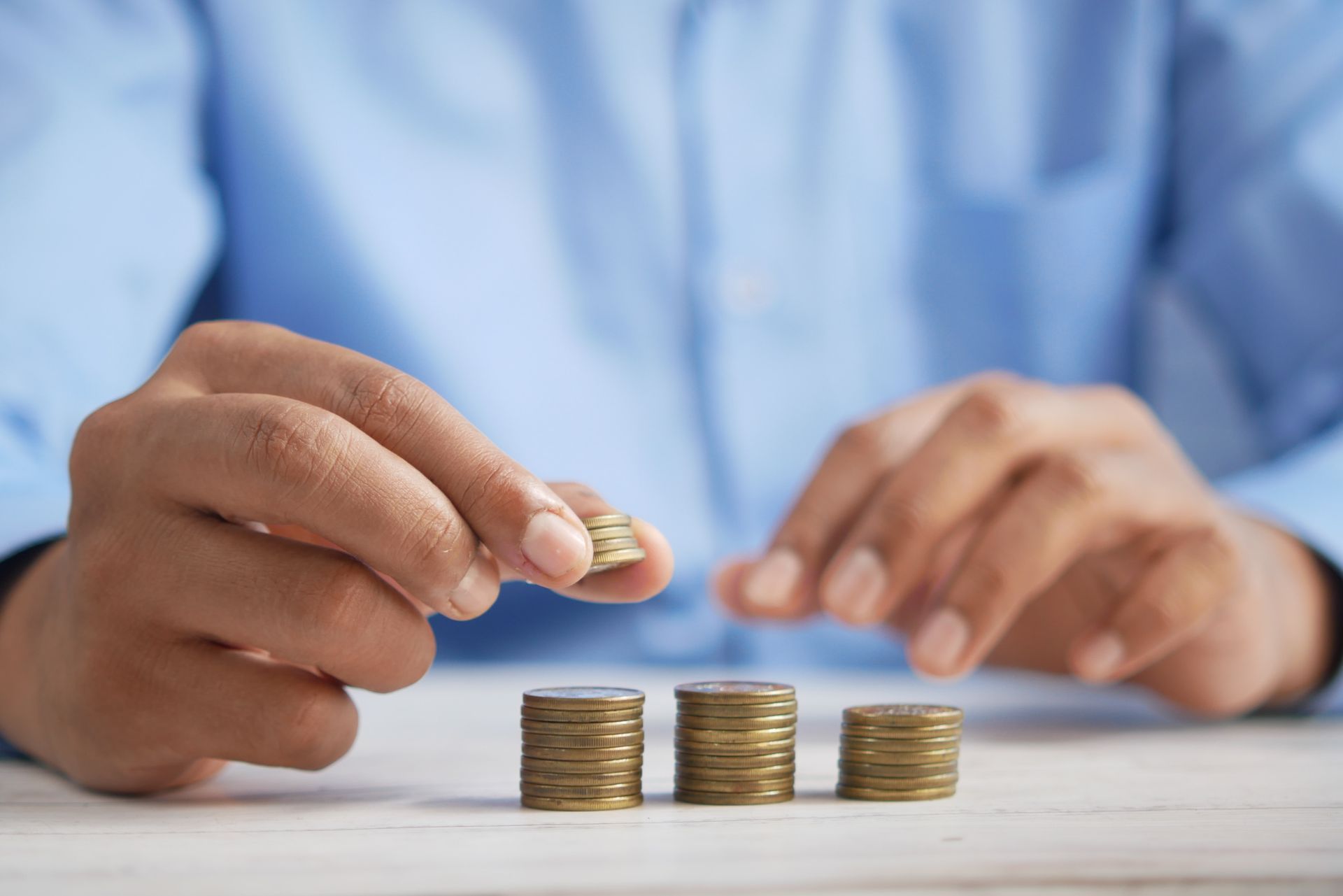 hombre administrando su finanzas hombre administrando su finanzas