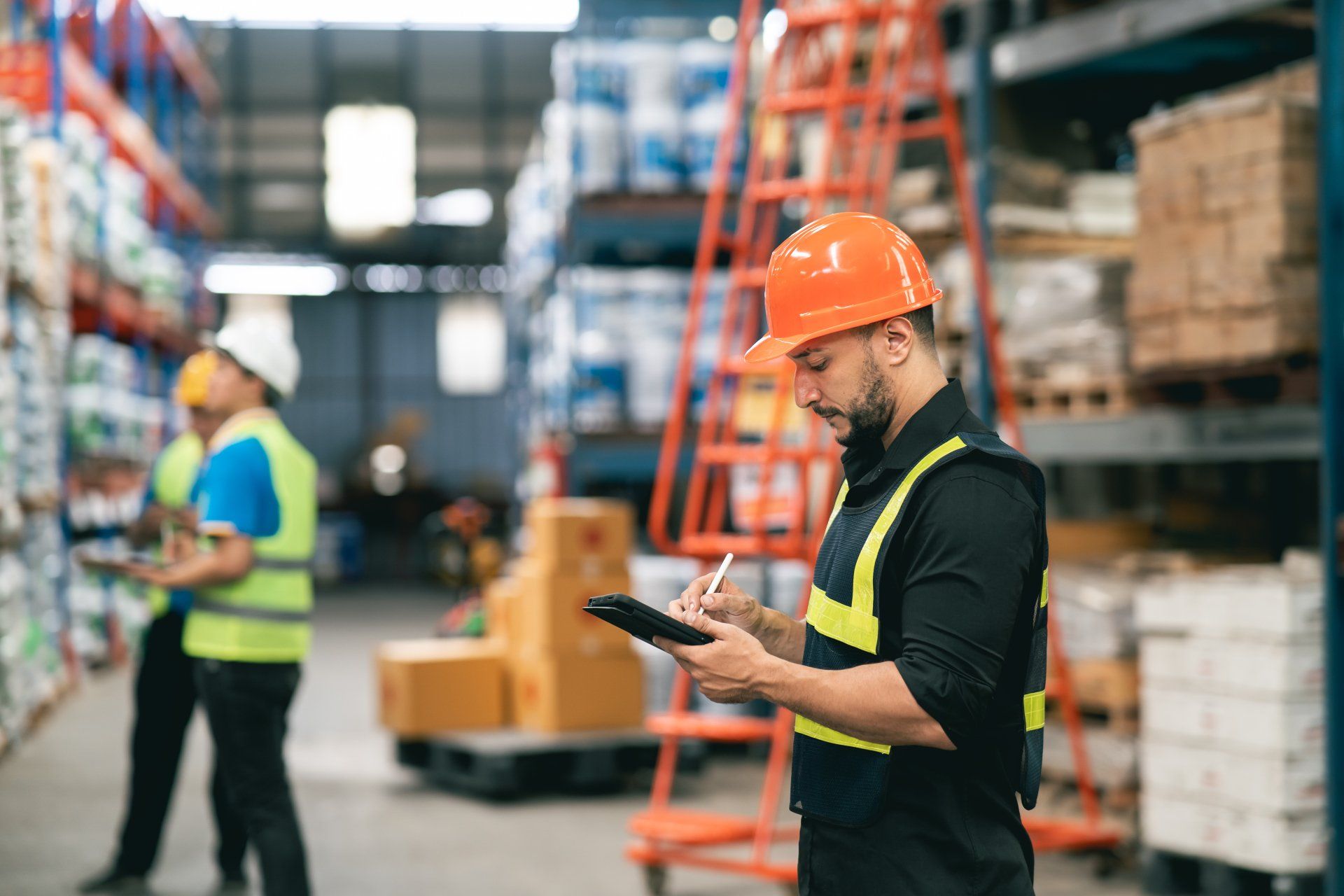 Gerente profesional empleado hombre usando tableta verificar stock trabajando en almacén