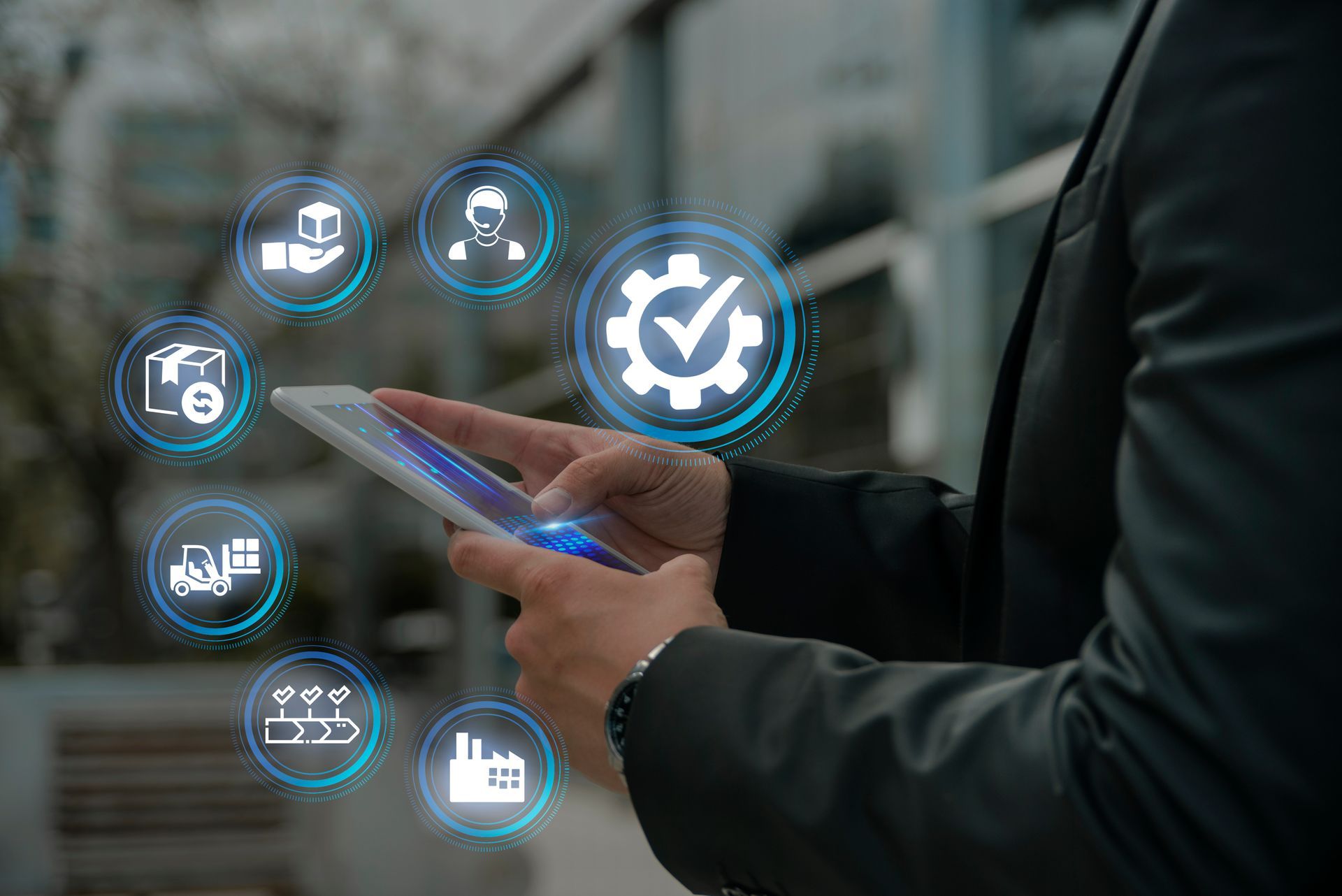 Hombre utilizando herramientas de automatización para el comercio exterior Hombre utilizando herramientas de automatización para el comercio exterior