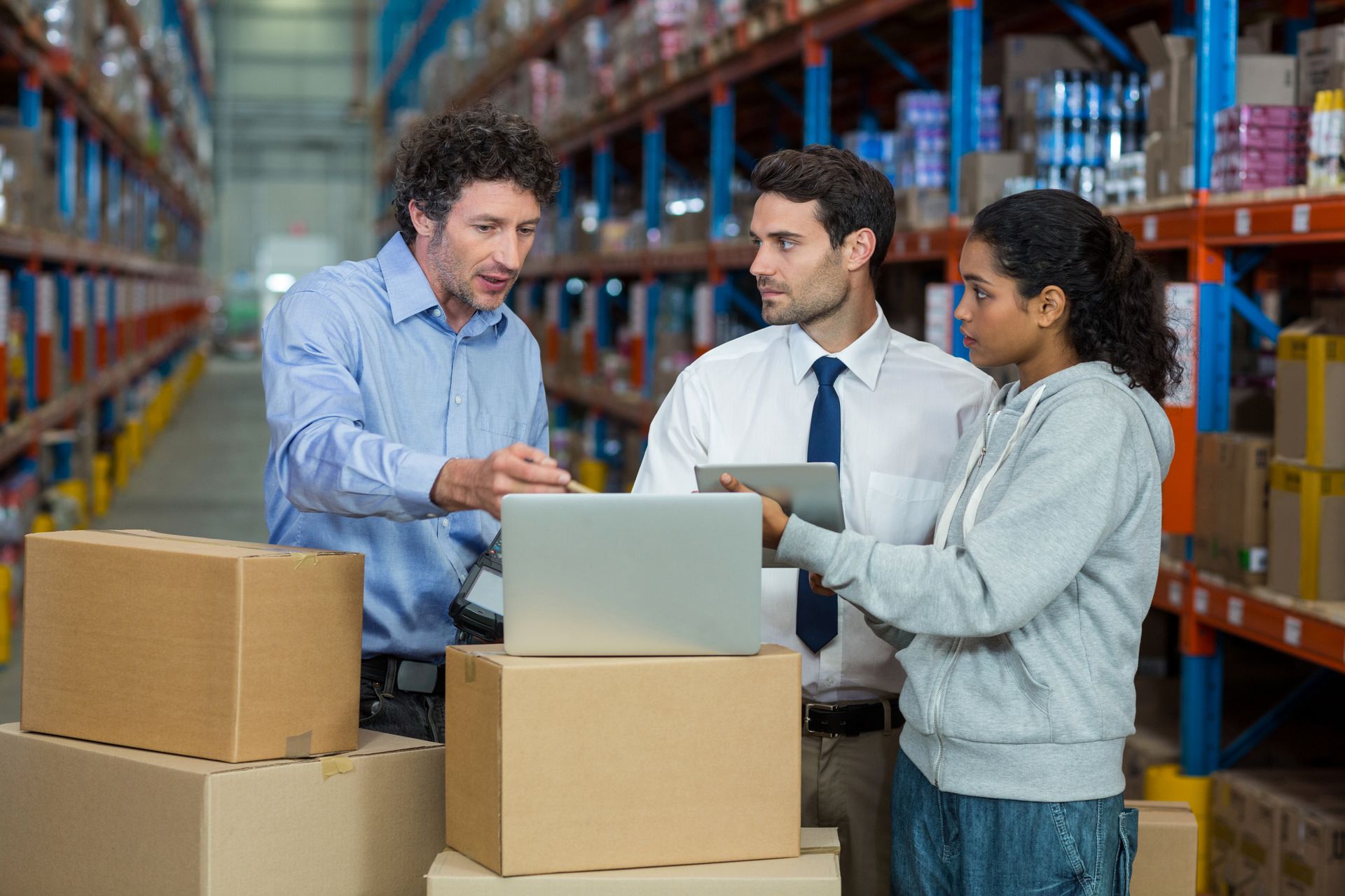 Agentes realizando una consultoría en comercio exterior Agentes realizando una consultoría en comercio exterior