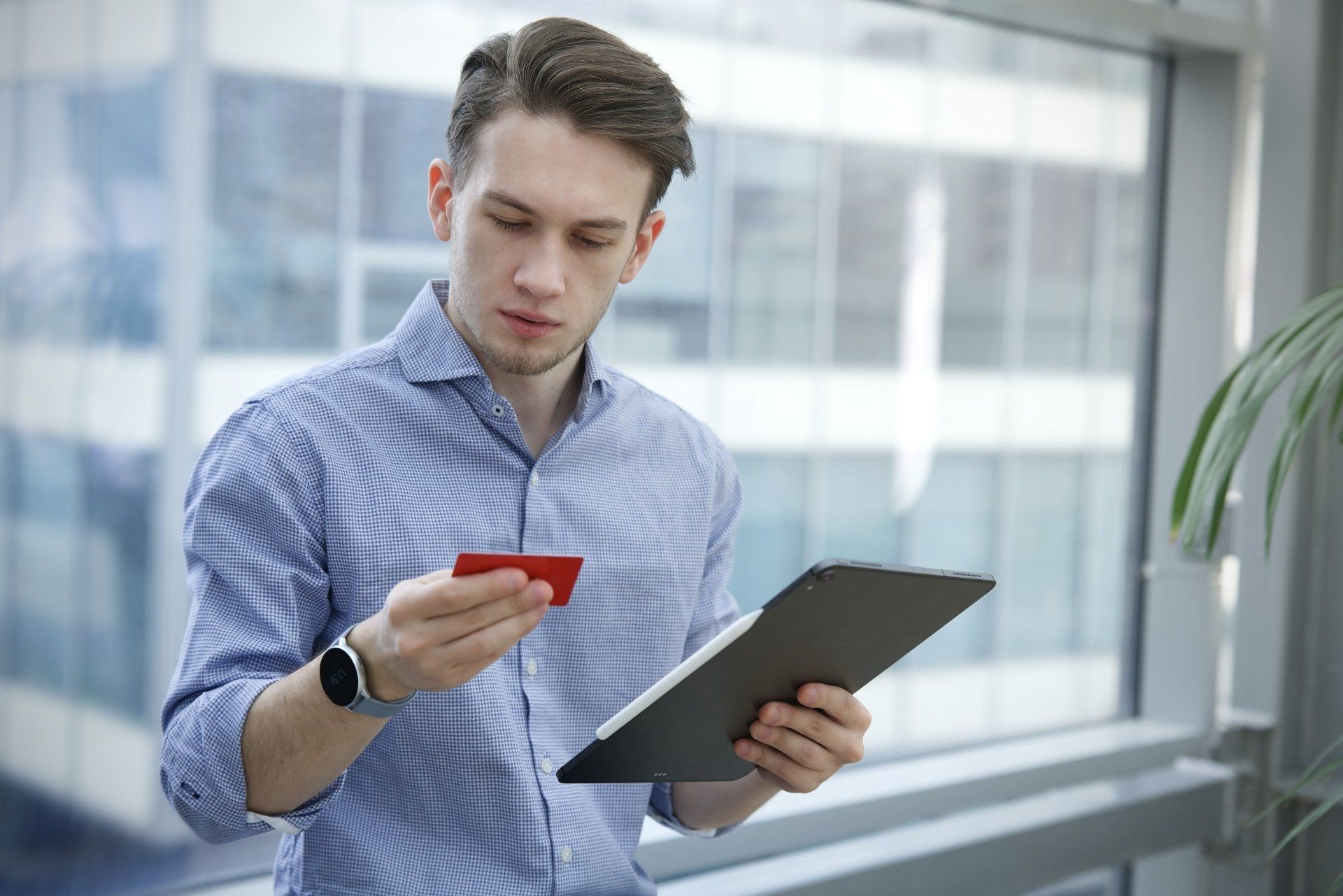 Un hombre joven concentrado y serio comprando en internet en línea en su computadora portátil Un hombre joven concentrado y serio comprando en internet en línea en su computadora portátil