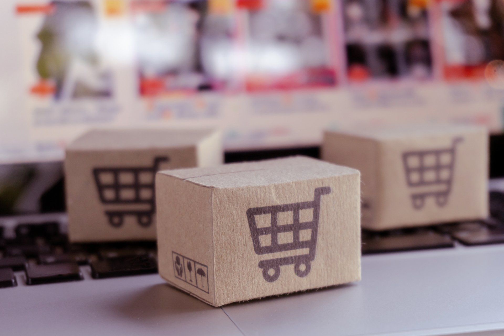 Compras en línea caja de cartón con un logotipo de carrito de compras en el teclado de una computadora portátil servicio de compras en la web en línea Compras en línea caja de cartón con un logotipo de carrito de compras en el teclado de una computadora portátil servicio de compras en la web en línea