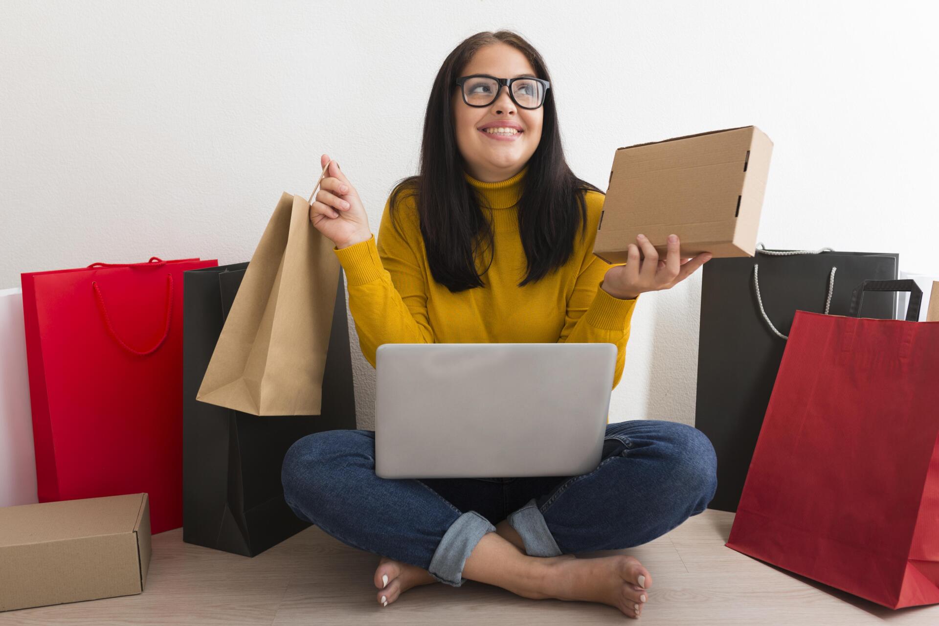 Vista frontal mujer sosteniendo nuevos paquetes de ventas de cyber monday Vista frontal mujer sosteniendo nuevos paquetes de ventas de cyber monday
