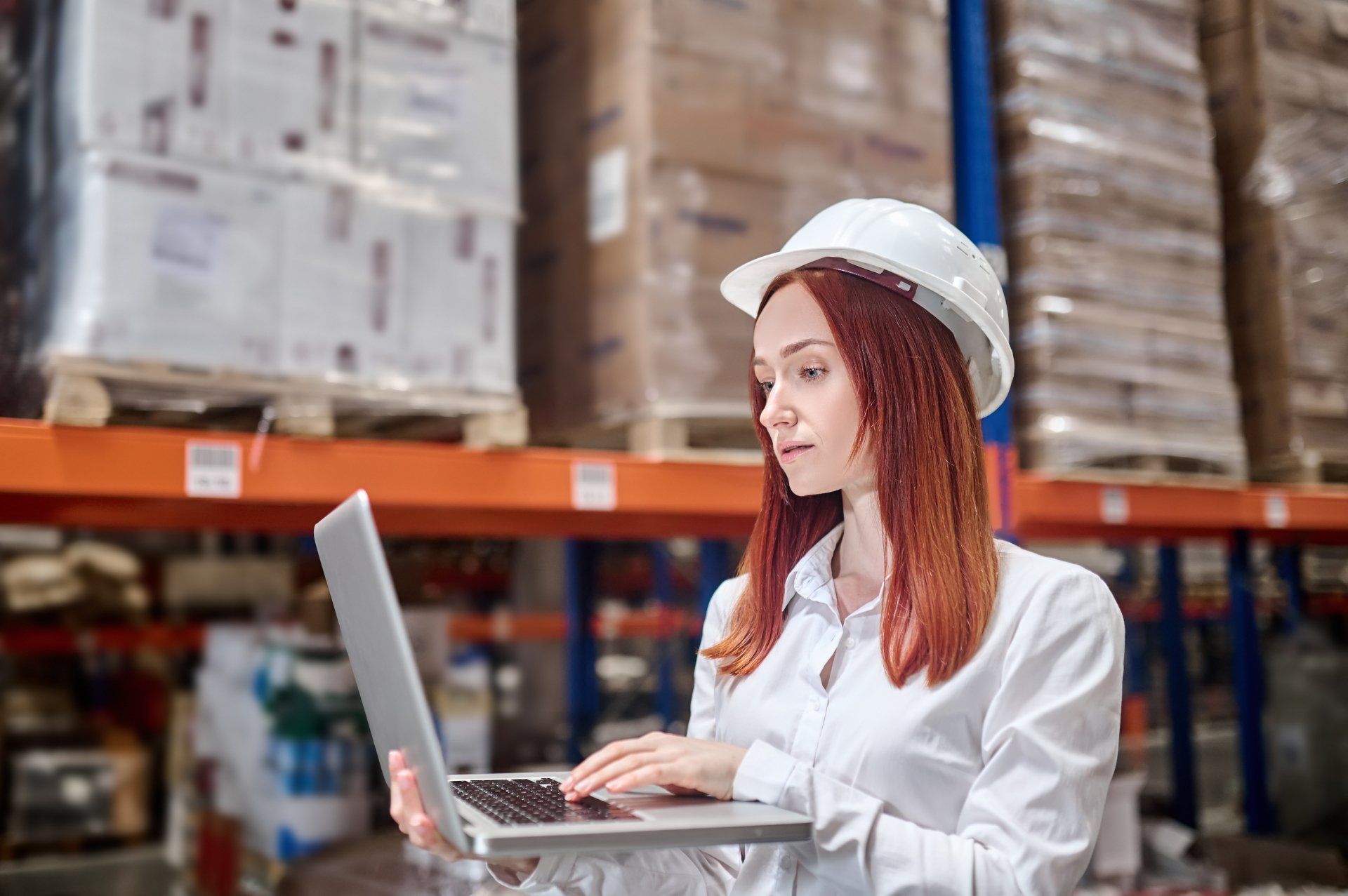 Mujer, en, casco, tenencia, abierto, computador portatil, trabajando Mujer, en, casco, tenencia, abierto, computador portatil, trabajando