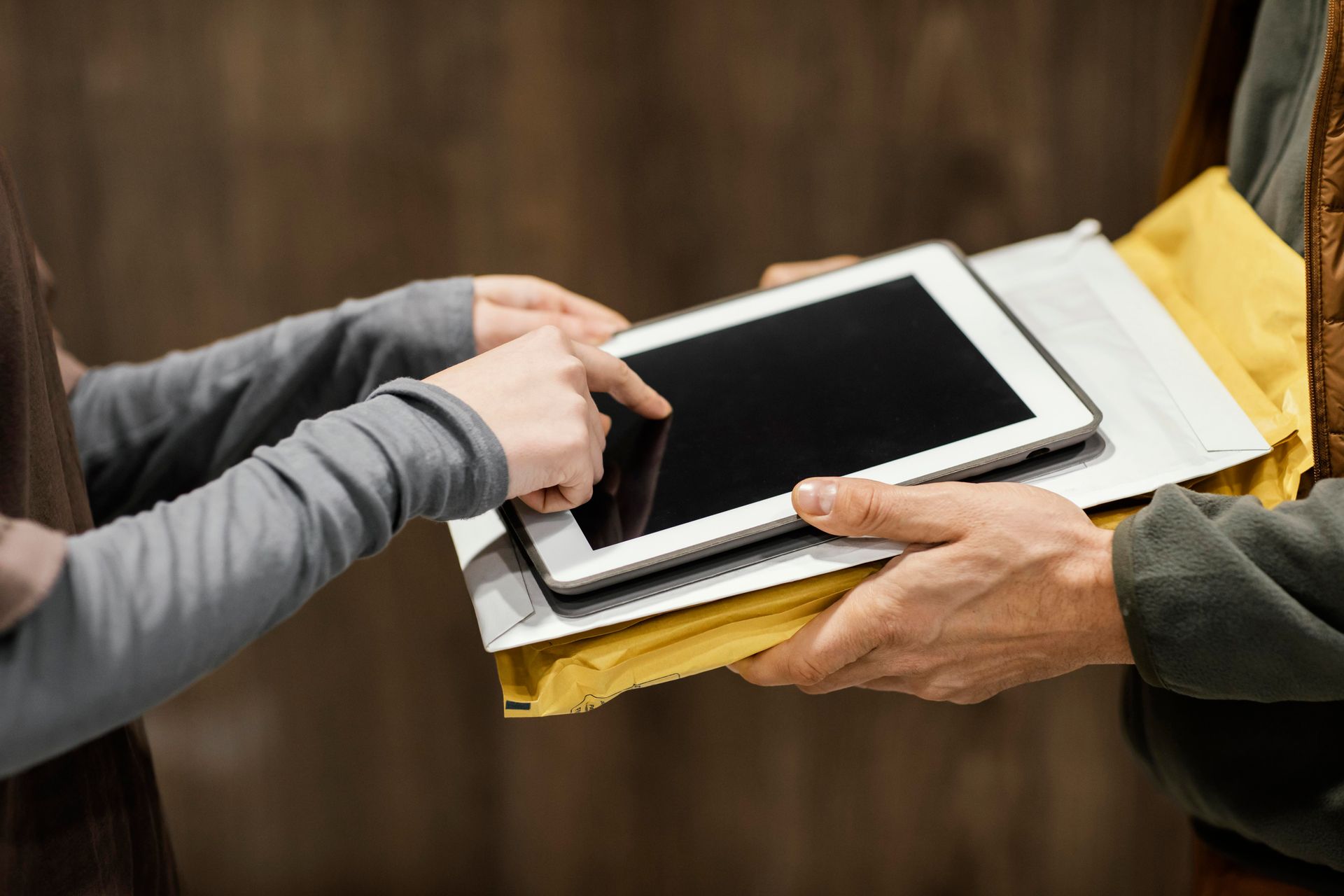 mujer realizando trámites aduaneros mediante una tablet 