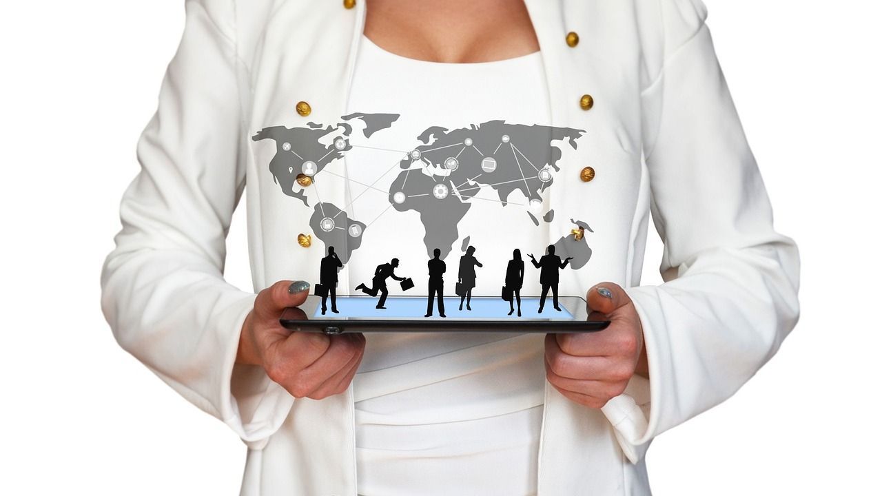 mujer empresaria revisando imágenes de comercio exterior mujer empresaria revisando imágenes de comercio exterior