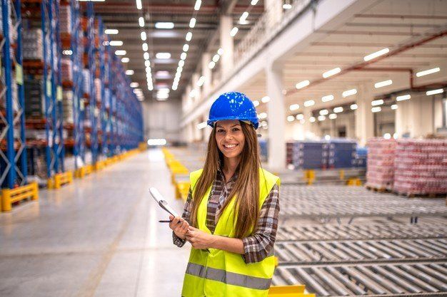 mujer con lista de verificación en el área de almacenamiento de gran almacén