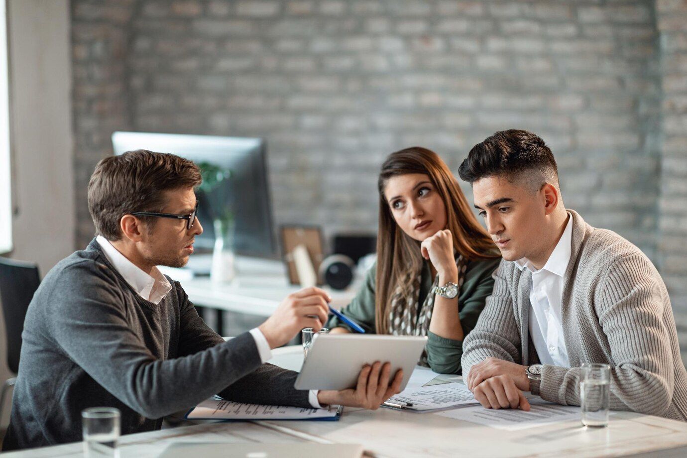 Agentes realizando una consulta en comercio exterior Agentes realizando una consulta en comercio exterior