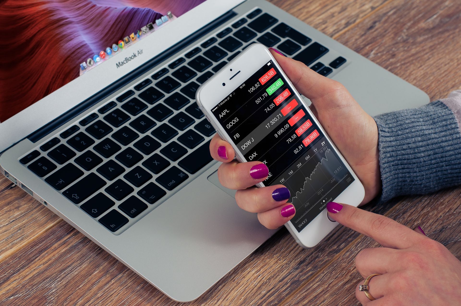 mujer realizando un análisis de planeación financiera para un negocio de comercio exterior mujer realizando un análisis de planeación financiera para un negocio de comercio exterior