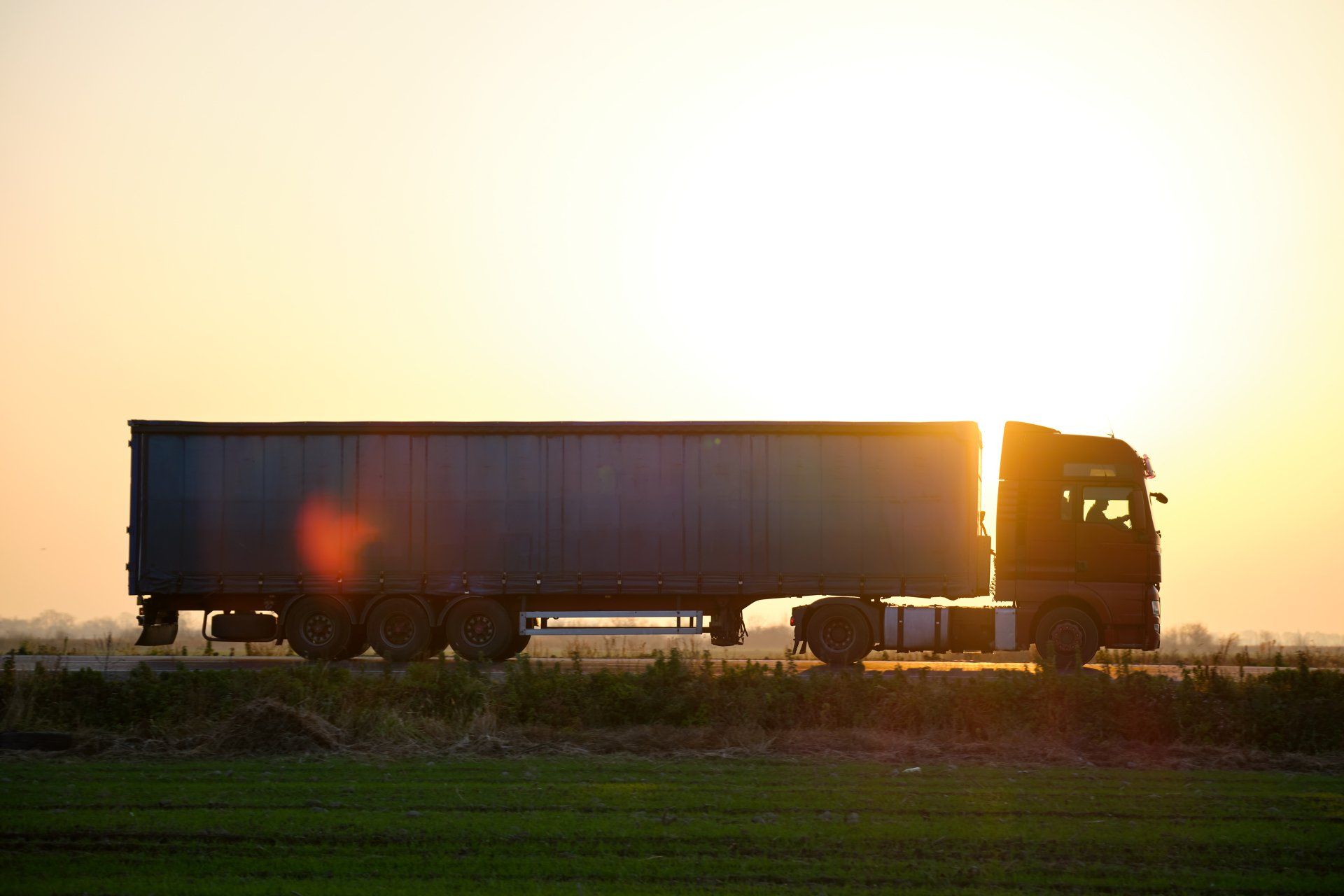 Foto semirremolque con remolque de carga que conduce por carretera que transporta mercancías Foto semirremolque con remolque de carga que conduce por carretera que transporta mercancías