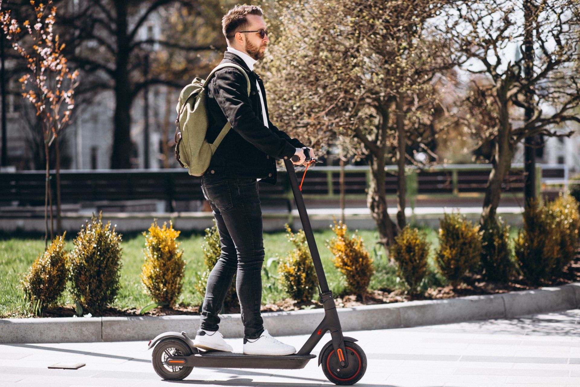 Joven en scooter exportado de China en parque