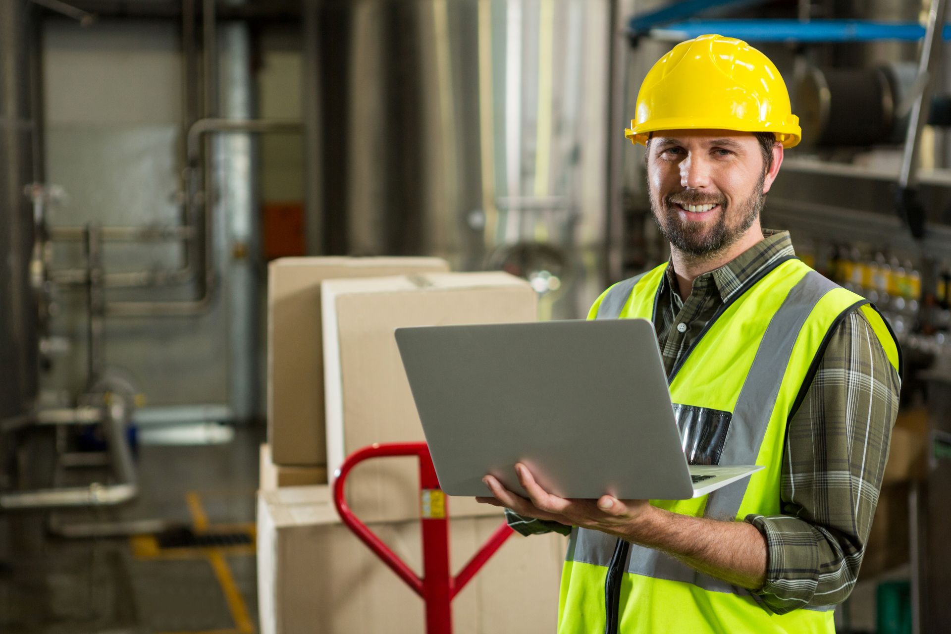 Empleado de agencia aduanal sostenido un laptop en almacen logístico logístico. Empleado de agencia aduanal sostenido un laptop en almacen logístico