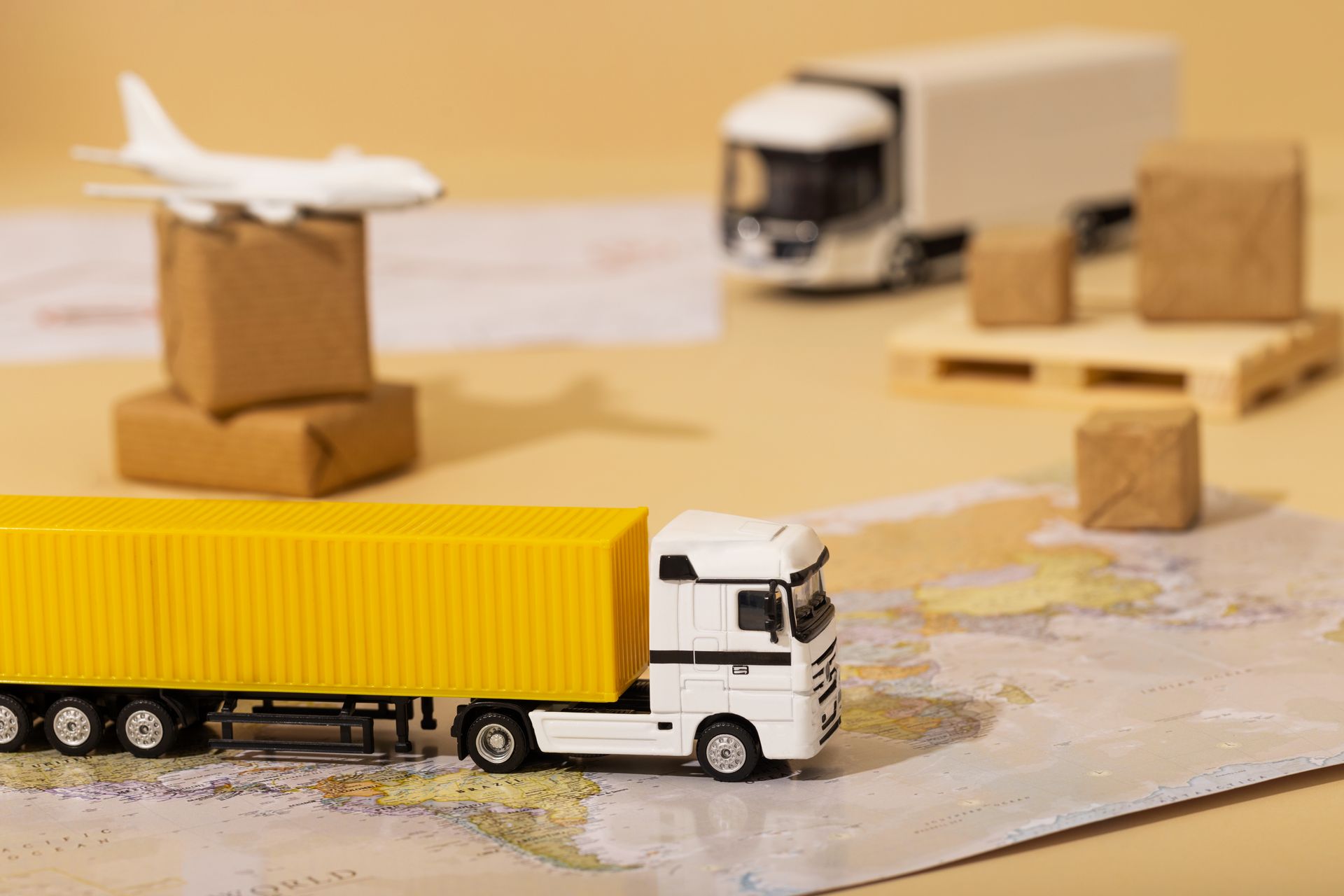  maqueta representando el proceso logístico del transporte de importaciones 
