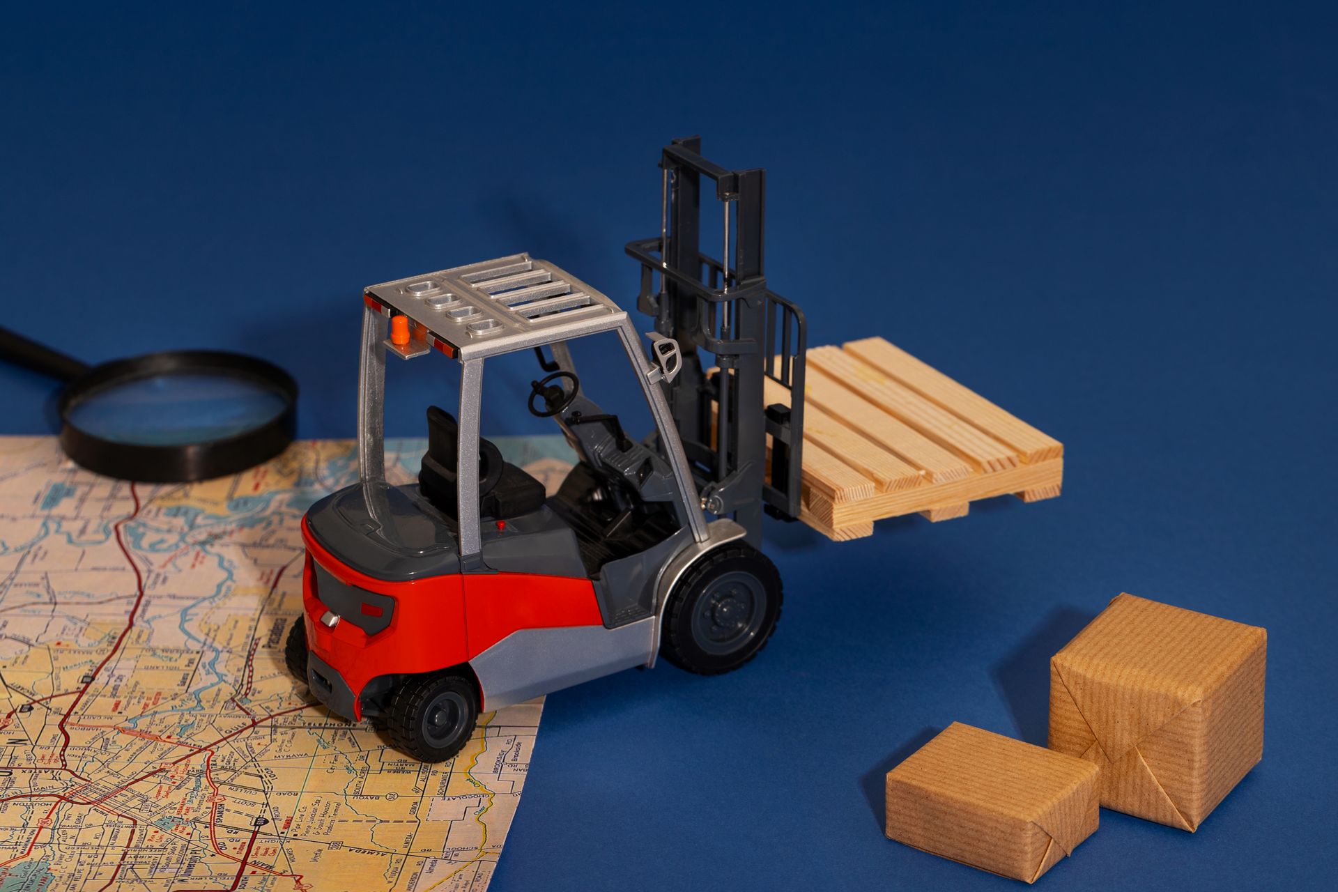 maqueta representado el transporte de maquinaria en proceso de importación maqueta representado el transporte de maquinaria en proceso de importación