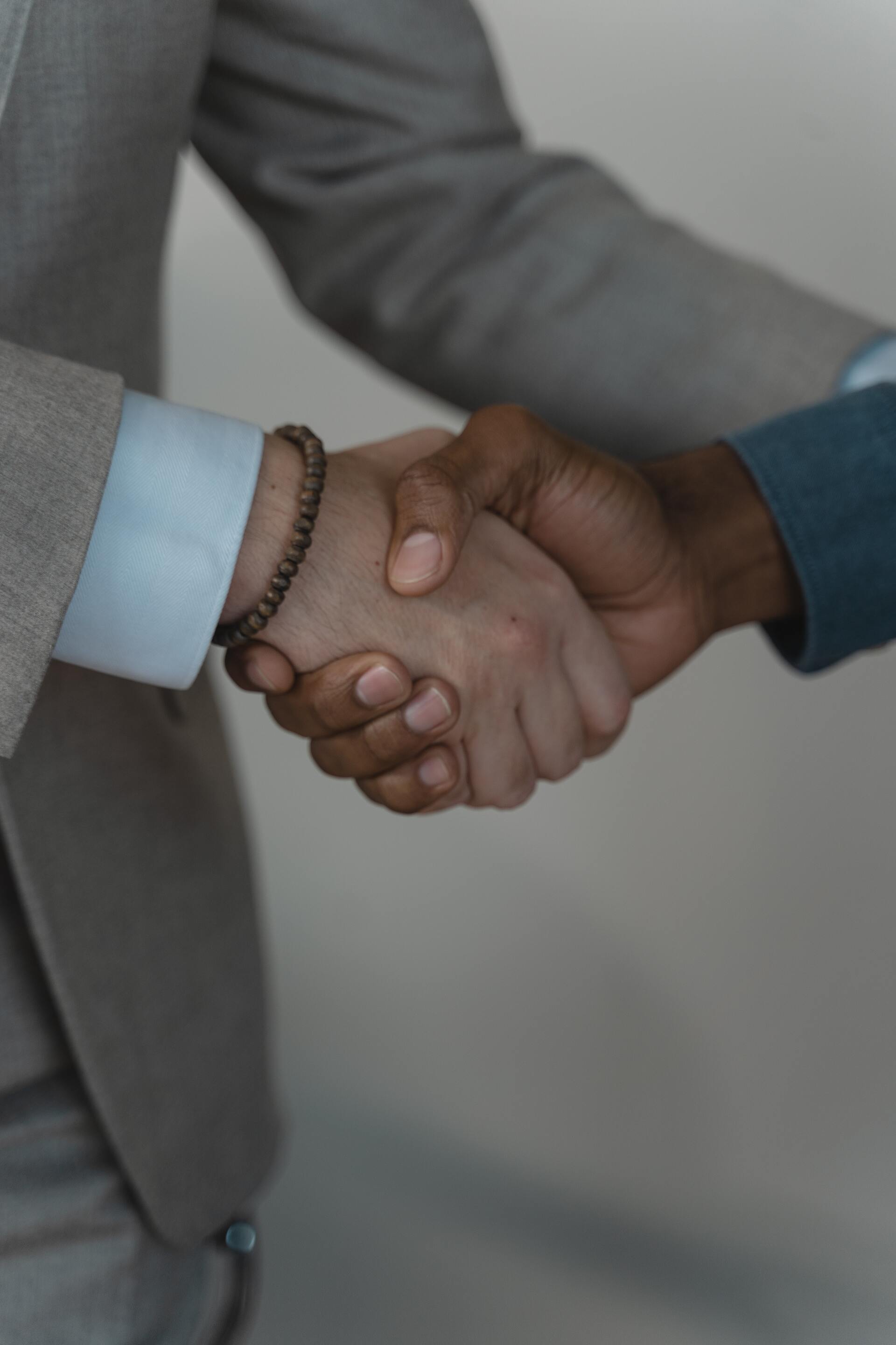 dos personas cerrando un negocio internacional con un apretón de manos