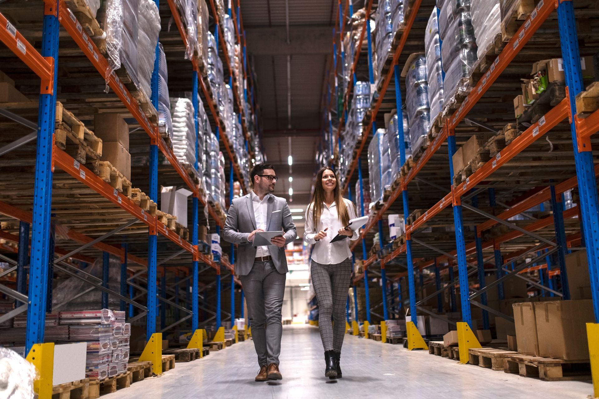 Profesionales de comercio internacional supervisando la mercancía Profesionales de comercio internacional supervisando la mercancía