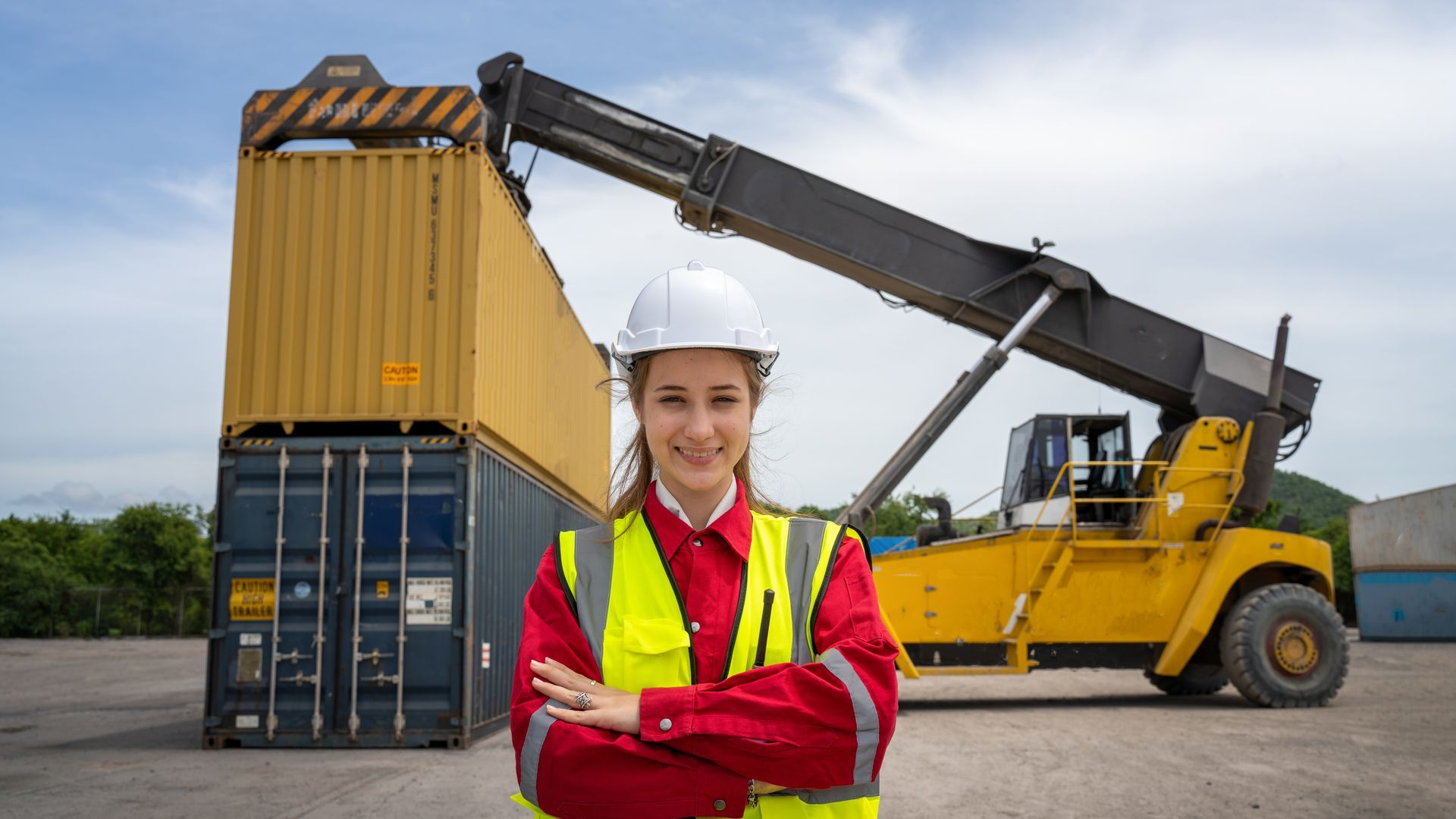 Mujer operadora de maquinaria para el traslado de mercancías de importación Mujer operadora de maquinaria para el traslado de mercancías de importación