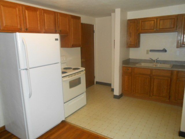 134-136 W. Blake Ave. Kitchen 01