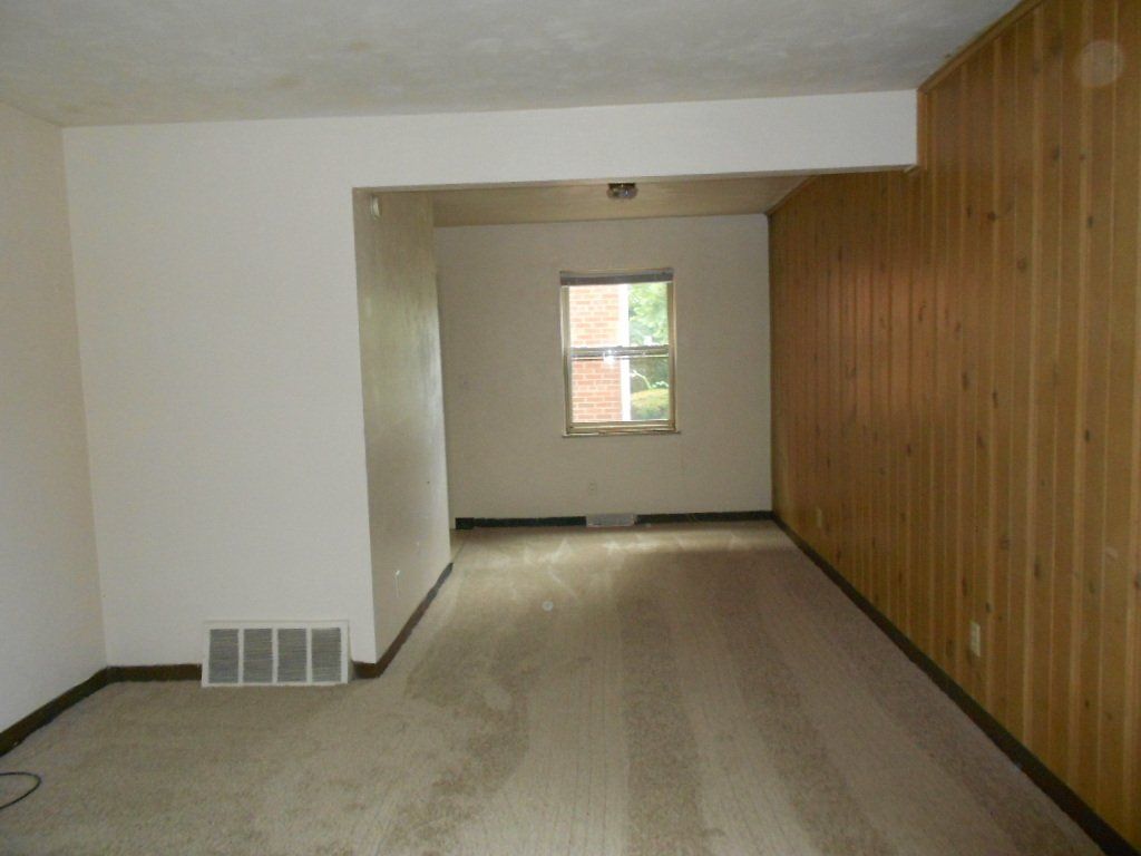 145 King Ave -Living Room 03