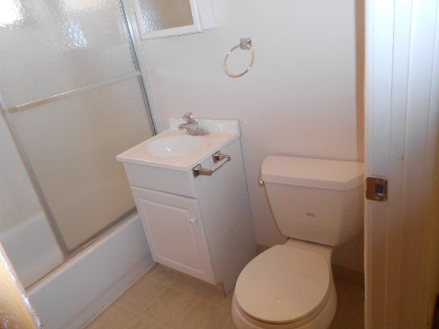 145 King Ave - Bathroom 01