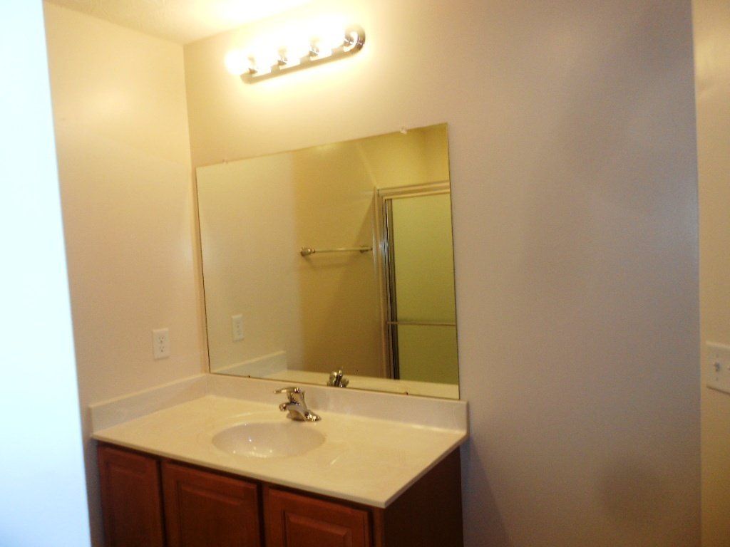 2492-2498 Neil Ave. - Bathroom 03