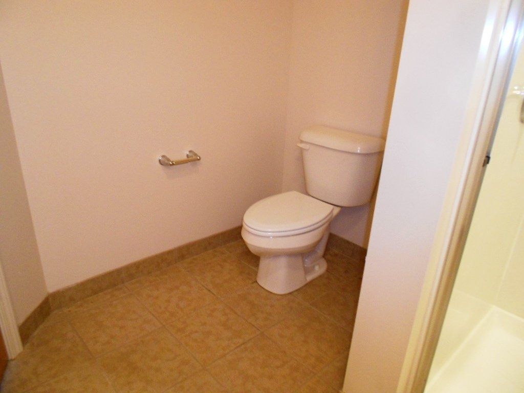 2492-2498 Neil Ave. - Bathroom 01