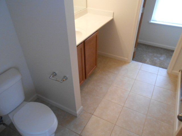 27-29-wilcox-st- Bathroom and toilet