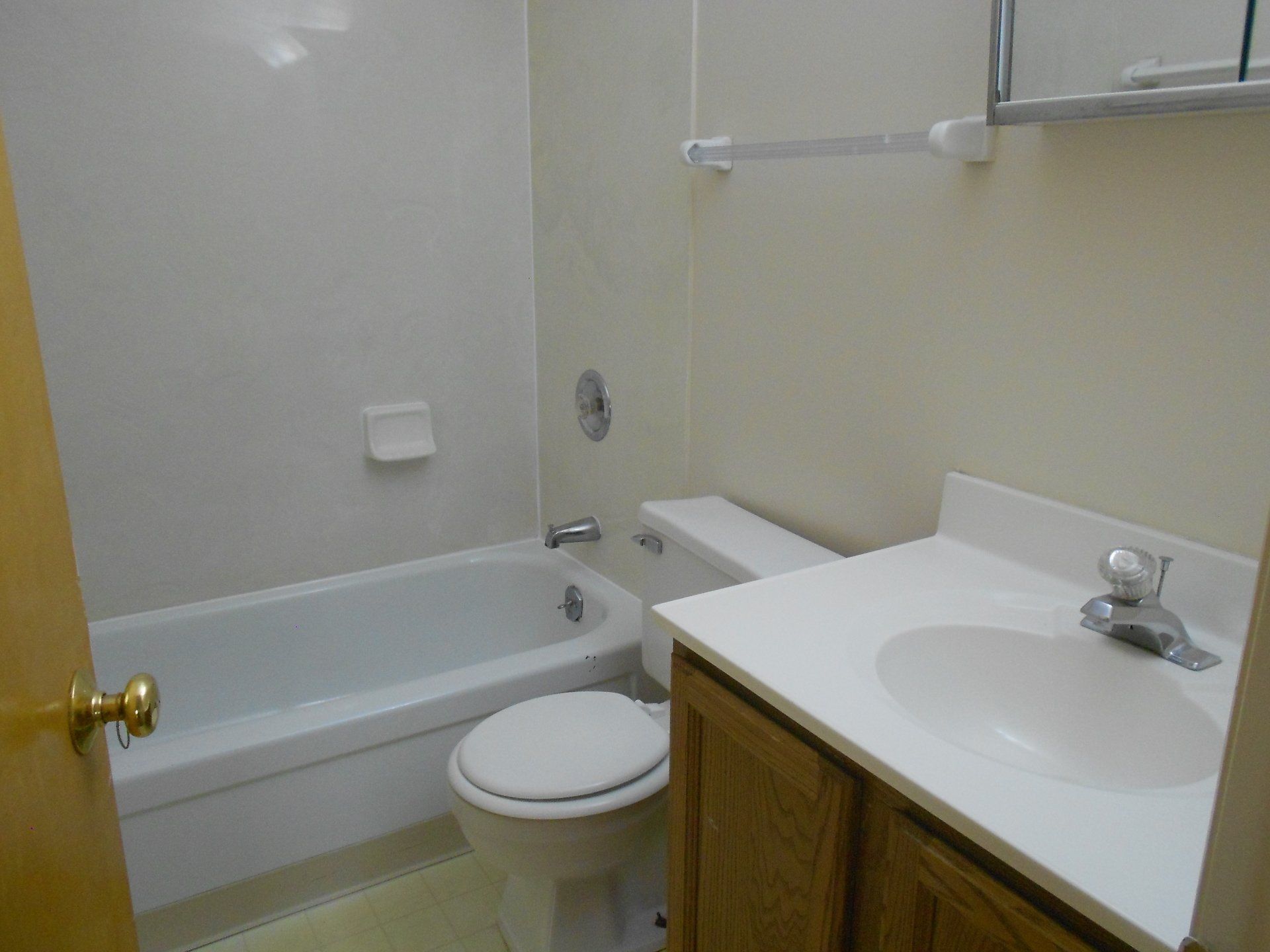 606 Riverview Dr interior 6