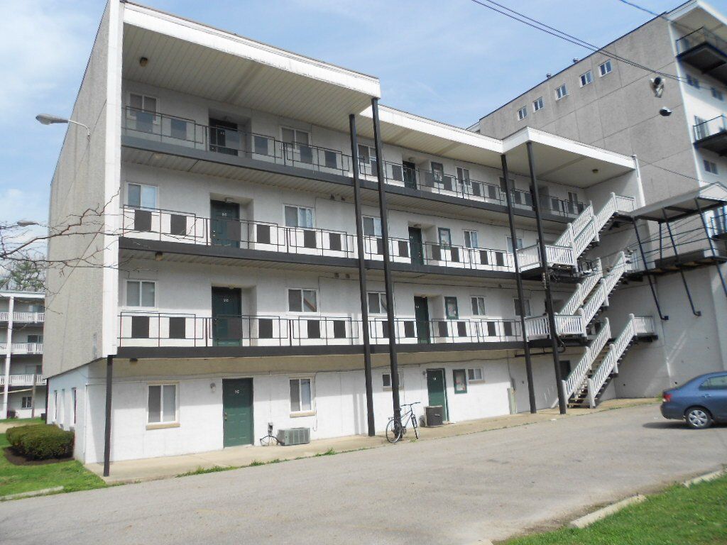 171 W. Maynard Ave. Apt. 1C