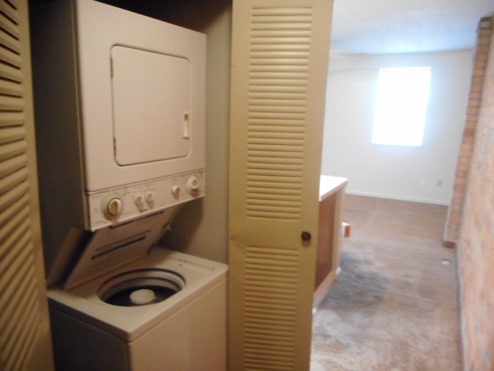 100 E. 11th Ave. - Laundry