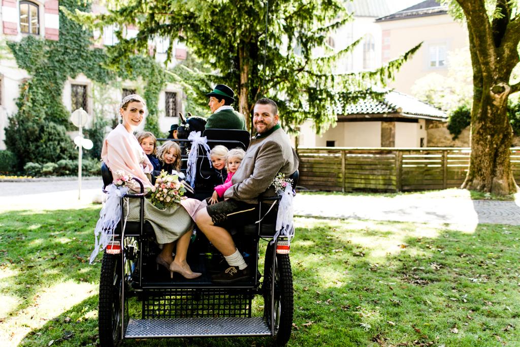 Hochzeitspaar auf einer Kutsche