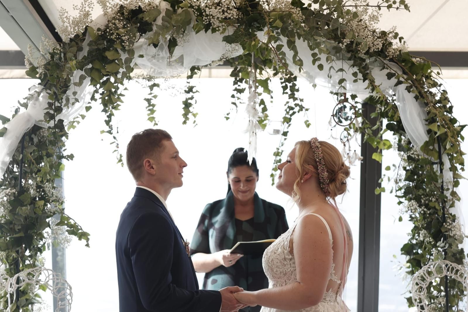 Hochzeitsgeschirr und Blumenschmuck