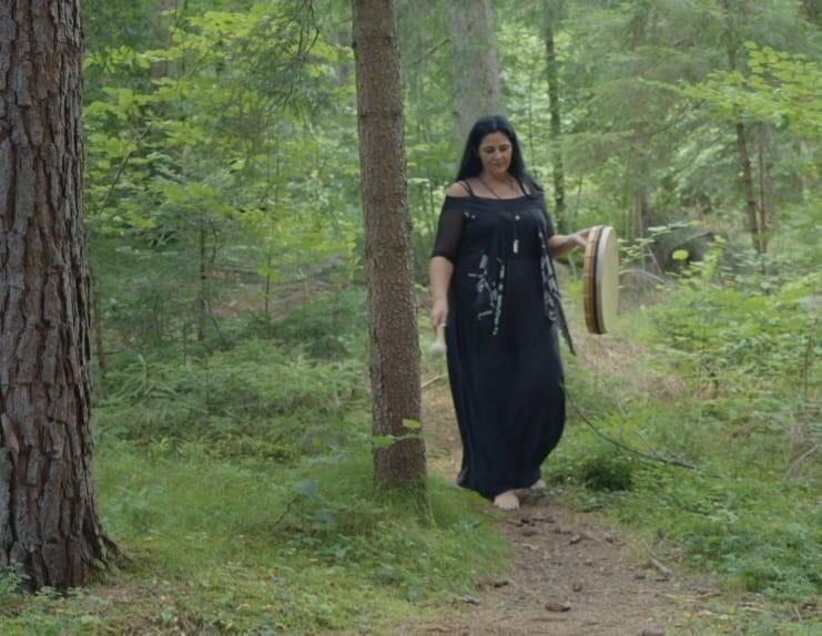 Eveline Leichter in einem Wald