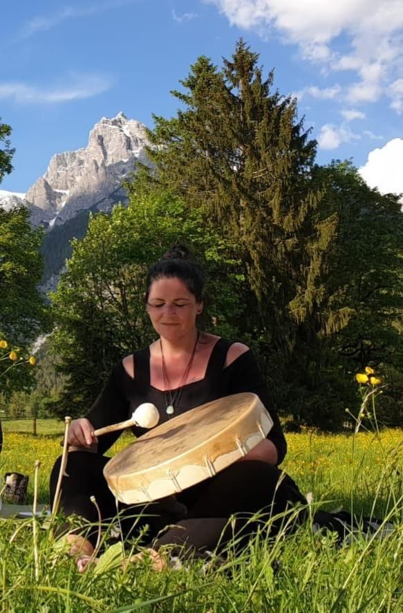 Eveline mit einer Trommel