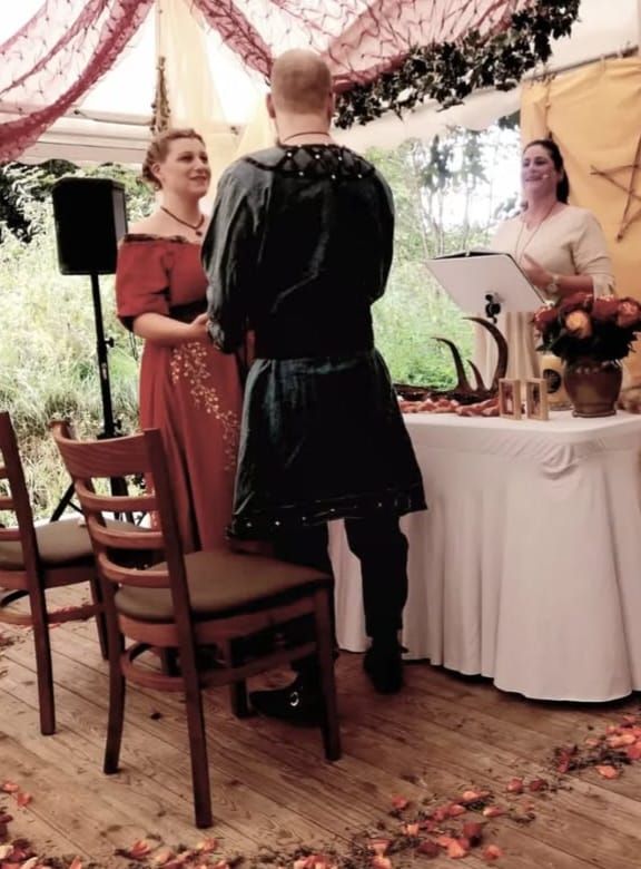 Ehepaar in Tracht auf einer Treppe